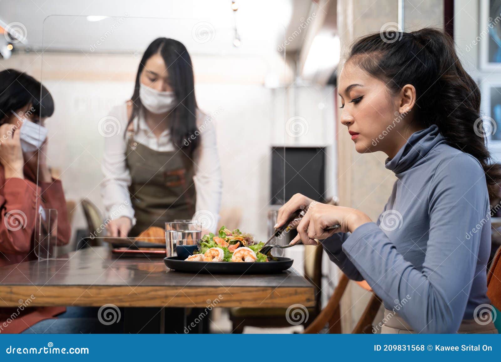 Garçonete De Restaurante Servindo Mesa Com Comida Imagem de Stock