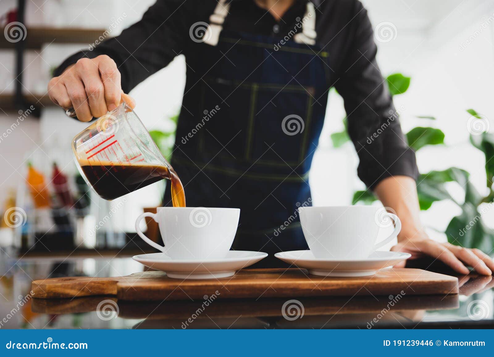 Cliente De Servicio En Cafetería. Foto de archivo - Imagen de caliente,  hombre: 191239446