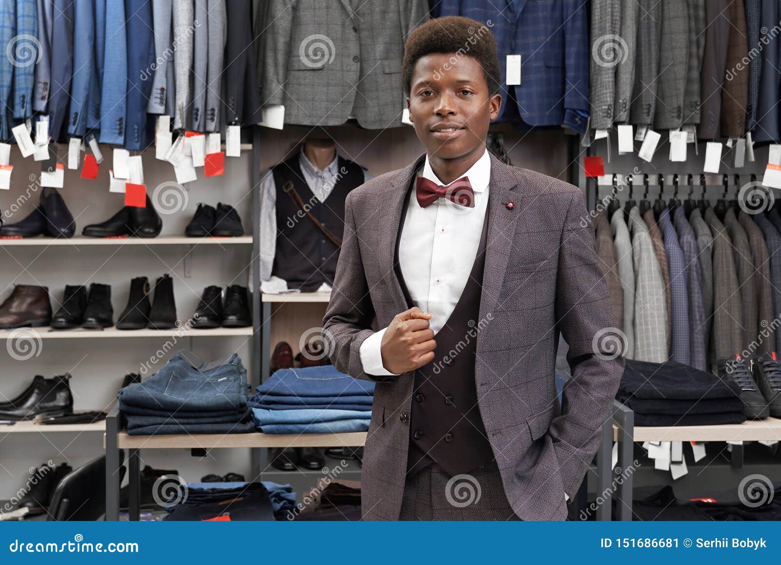 Collar Eliminar Consejos Cliente Guapo De La Tienda De Vestir Traje Gris, Chaleco Negro, Camisa  Blanca Y Corbata Roja Posando, Mirando Y La Gran Variedad De Estilo,  Elegante Ropa Y Calzado En La Boutique 