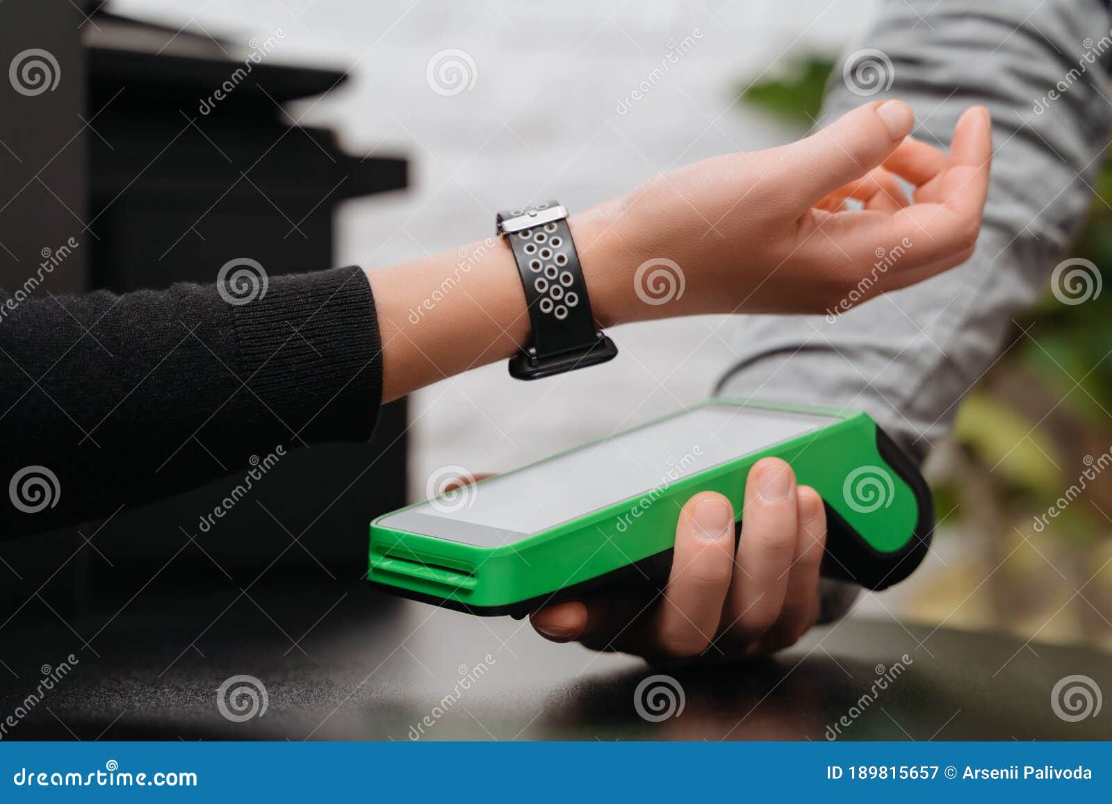Cliente Que Utiliza Smartwatch Para Pagos Sin Contacto a Través De Nfc  Terminal Imagen de archivo - Imagen de pagar, dinero: 189815657