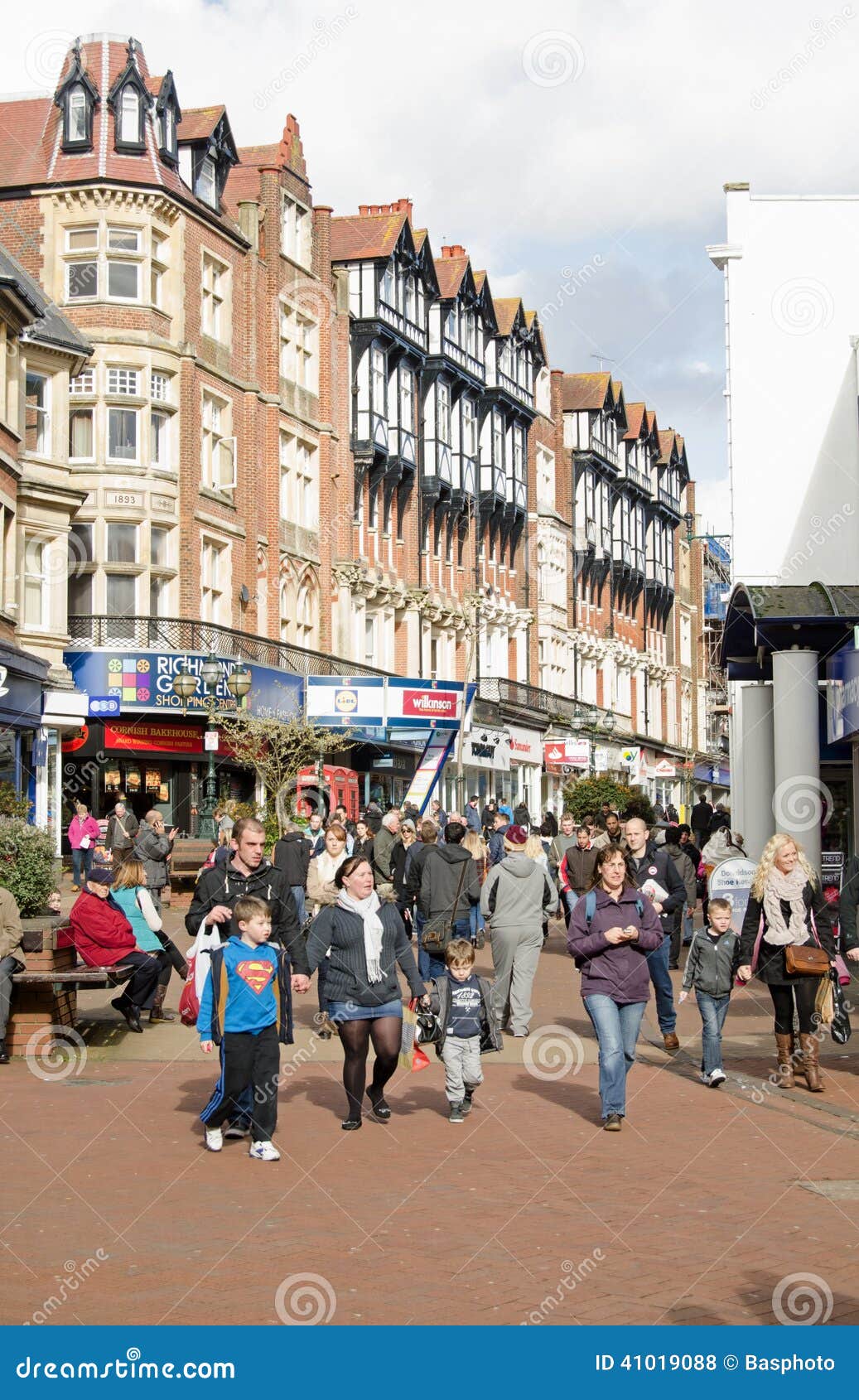 Clients Au Centre De Ville De Bournemouth Photo stock éditorial Image