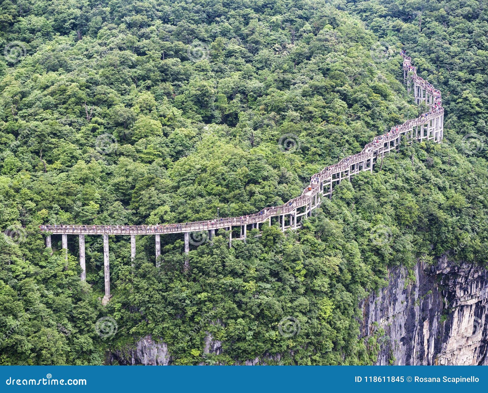 Cliff Hanging Walkway na montanha de Tianmen, a porta do ` s do céu em Zhangjiagie, província de Hunan, China, Ásia