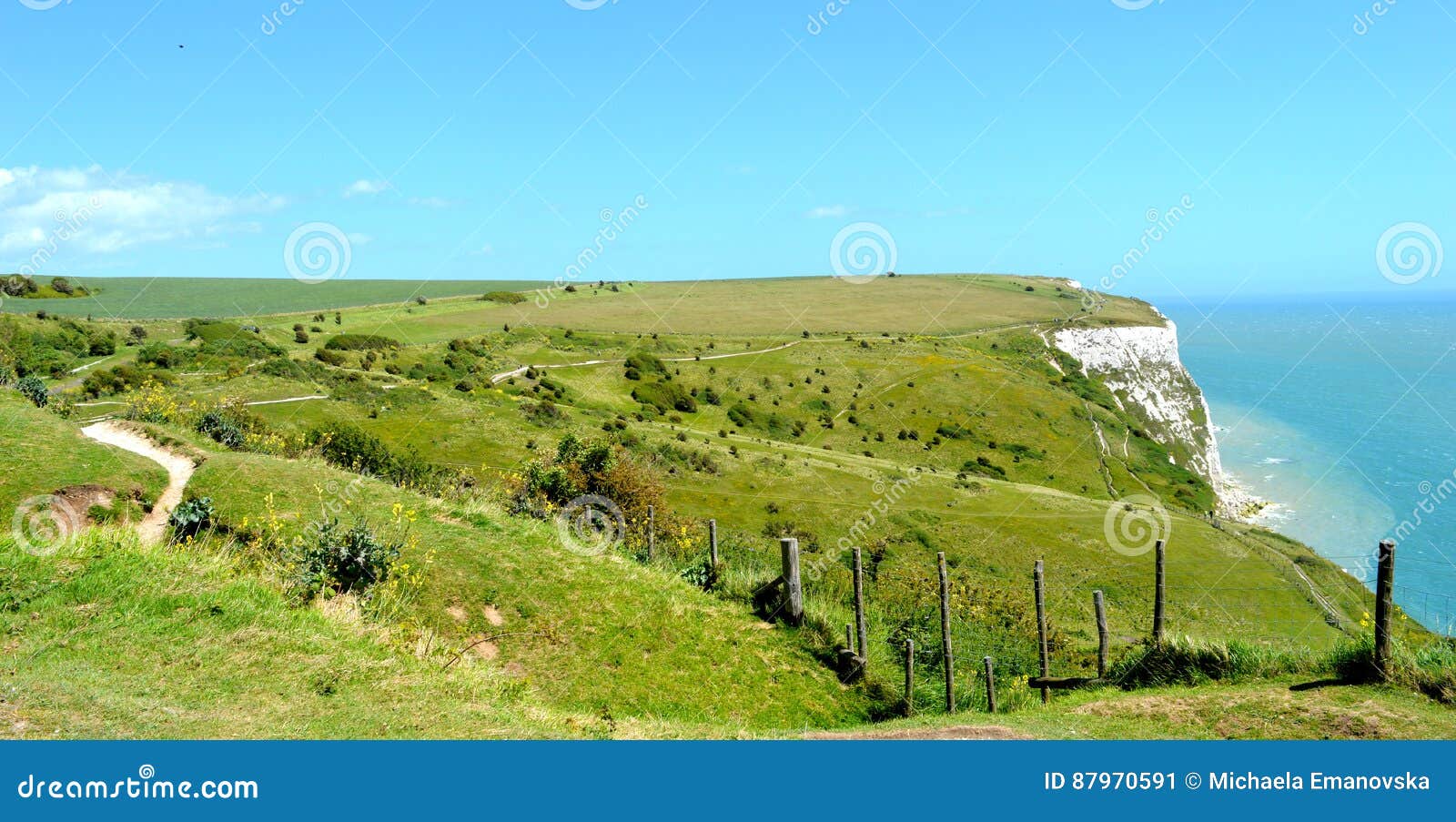 Cliffs. Η άποψη στους απότομους βράχους και τη θάλασσα