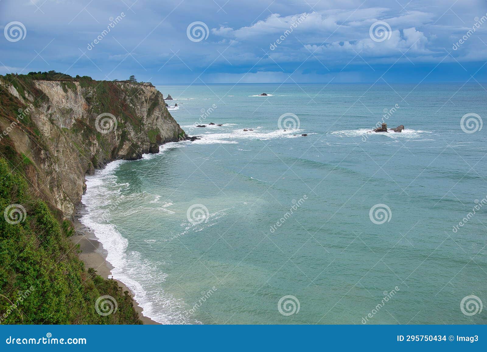 cliffs seen from punta de cuerno, near la regalina, cadacedo, asturias, spain