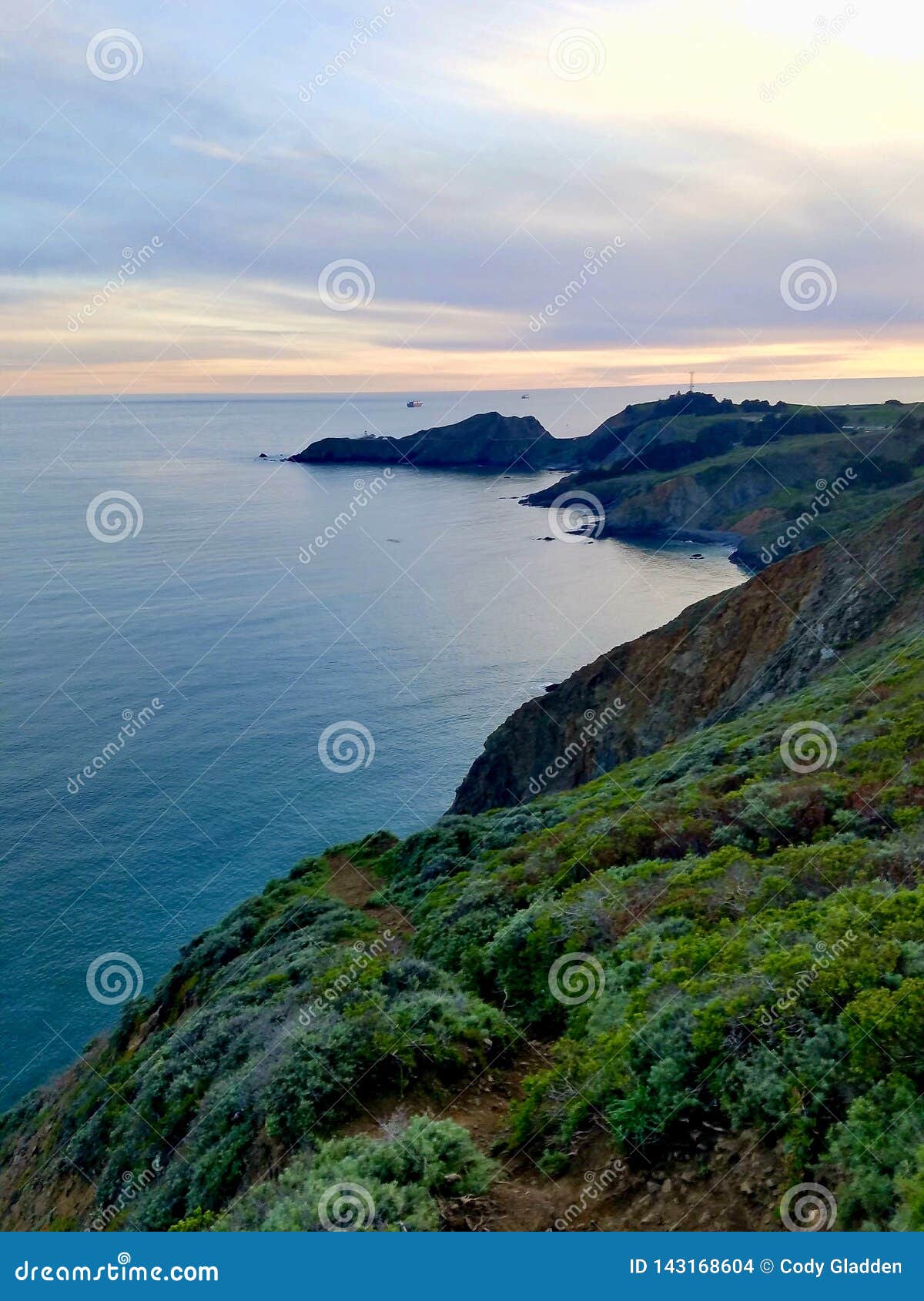 Cliffside-Ansicht des Ozeans, wie von Marin Headlands gesehen. Cliffside-Ansicht des Ozeans, wie von Marin Headlands im Bucht-Bereich, Kalifornien nahe San Francisco gesehen