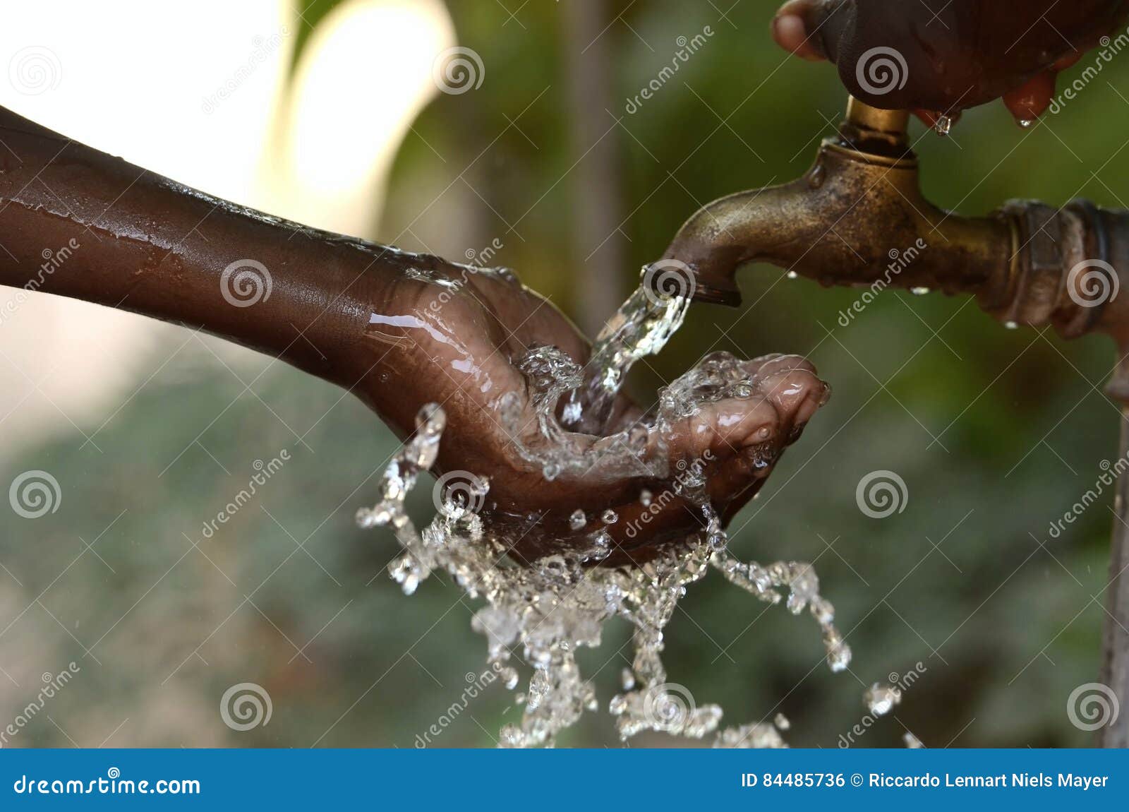 https://thumbs.dreamstime.com/z/climate-change-symbol-handful-water-scarsity-africa-symbol-gorgeous-african-black-girl-drinking-hands-cupped-drought-84485736.jpg