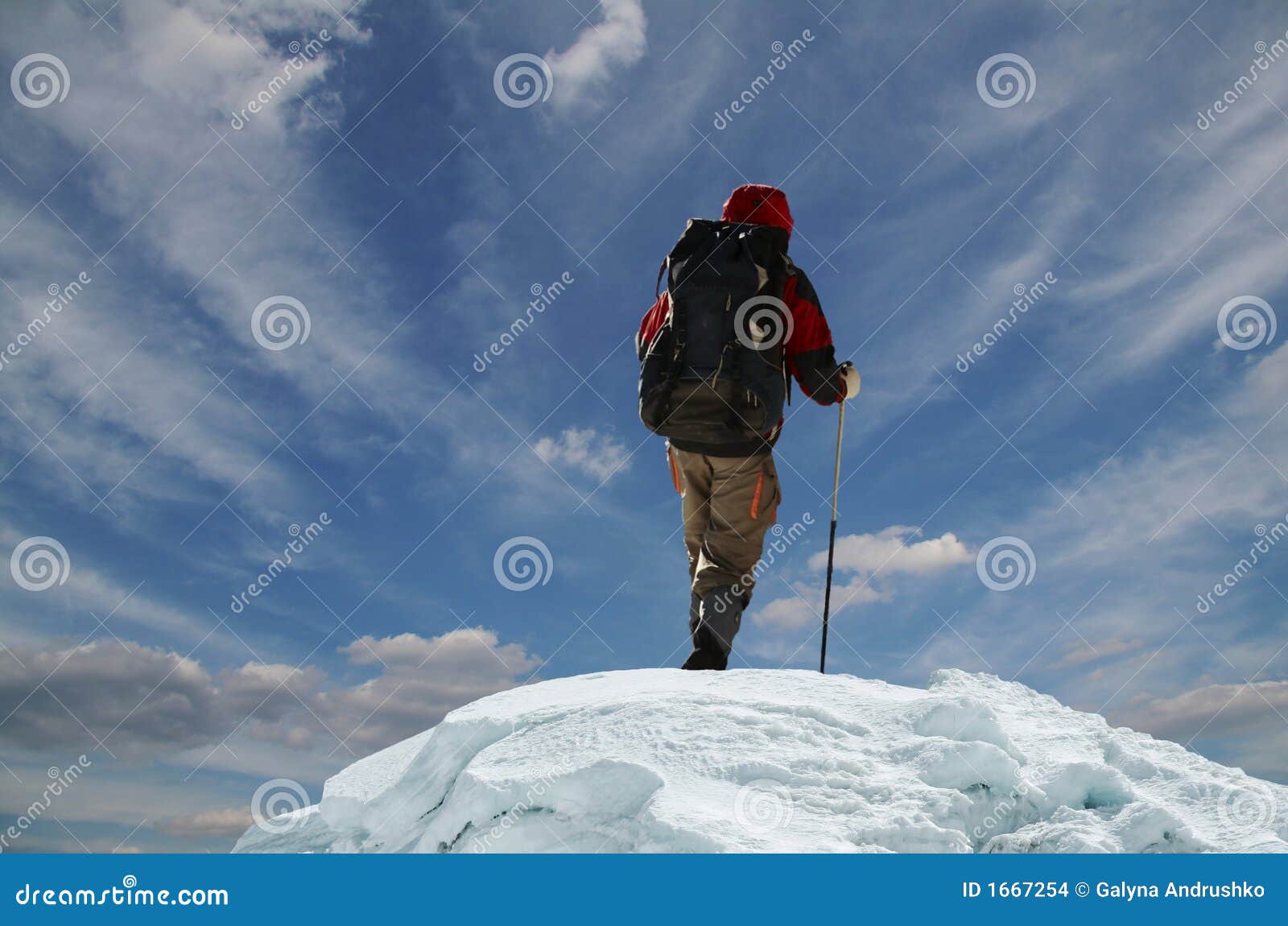 Climber_1. Escalador en el pico de la nieve