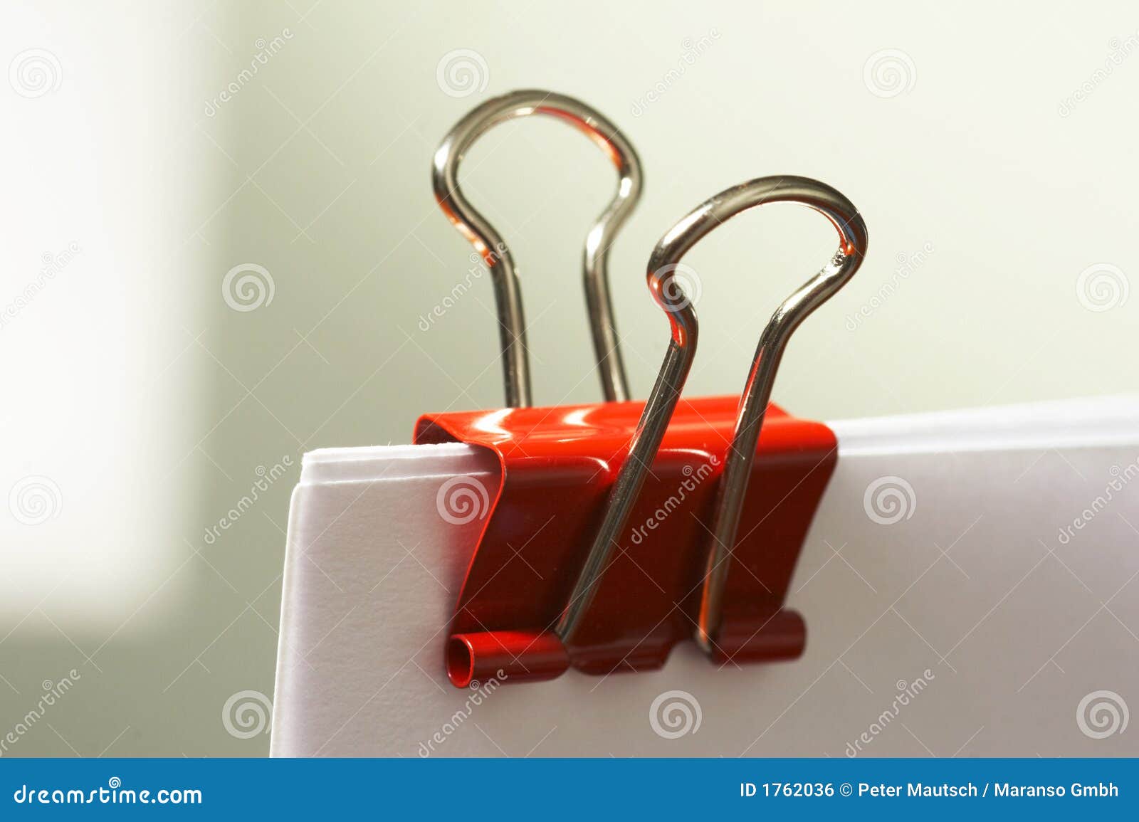 Clip de papel en rojo foto de archivo. Imagen de ordene 1762036