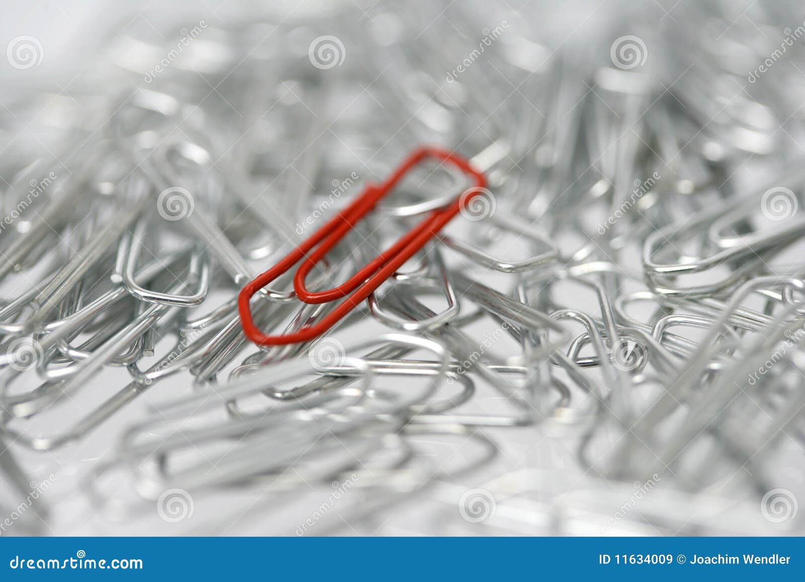 Clip de papel rojo imagen de archivo. Imagen de asociado 11634009