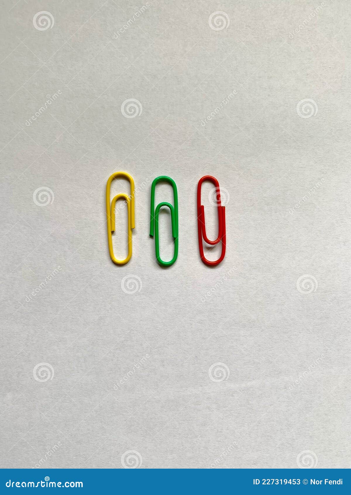 Clipe de papel imagem de stock. Imagem de amarelo, verde 227319453