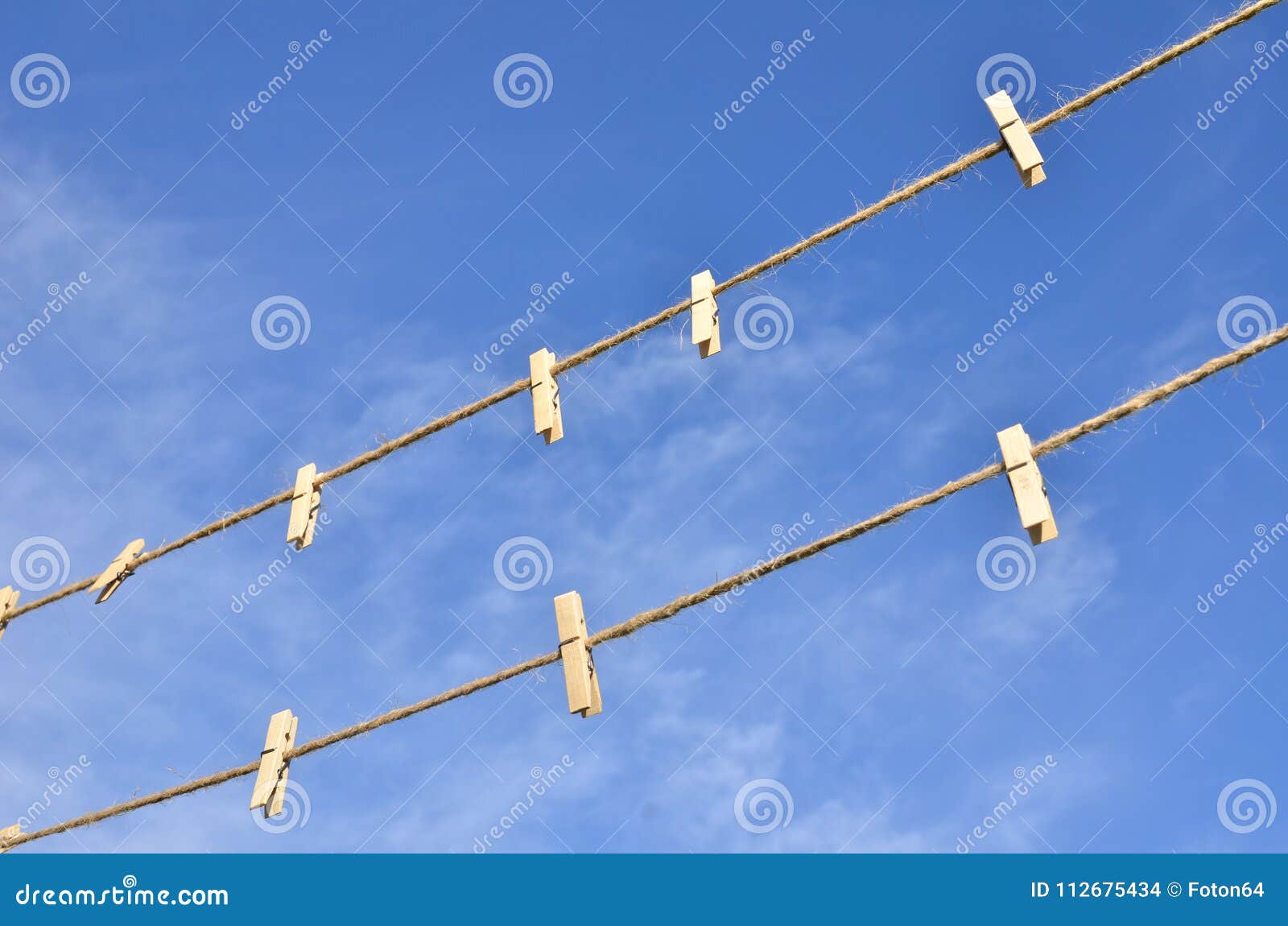 Clips De La Ropa Que Cuelgan En Cuerda Foto de archivo Imagen de