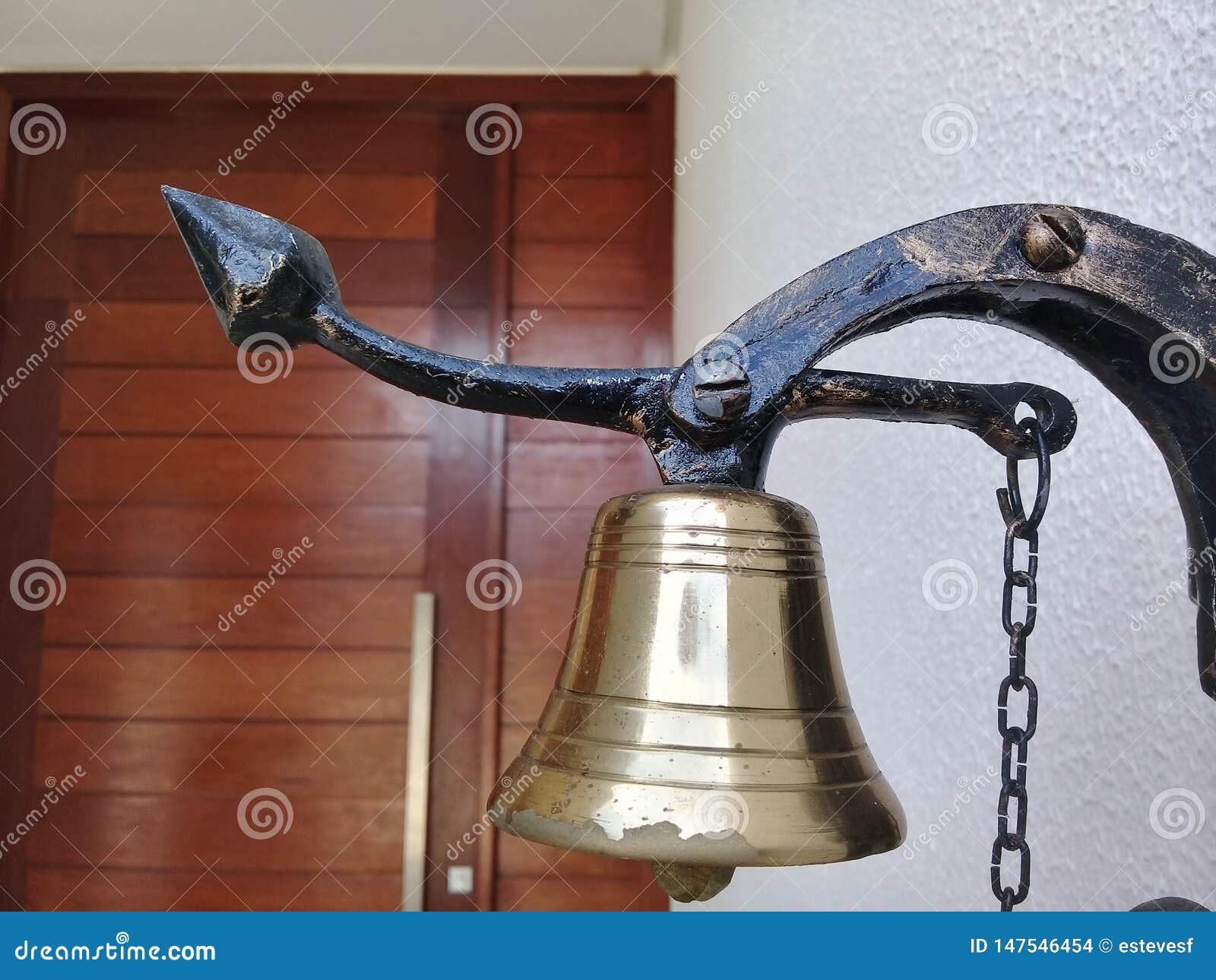 Cloche De Porte à L'entrée De La Maison Photo stock - Image du indou,  maison: 147546454