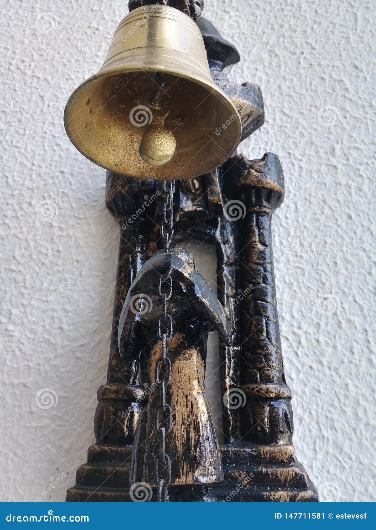 Cloche De Porte D'or à L'entrée De La Maison Dans Le Mur Image stock -  Image du détail, cloches: 147711581
