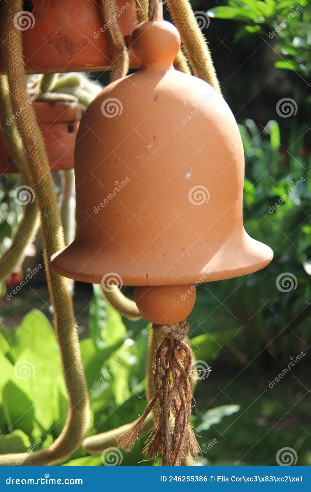 Cloche En Argile Pendante Cloche En Argile Photo stock - Image du  manufacturé, vert: 246255386