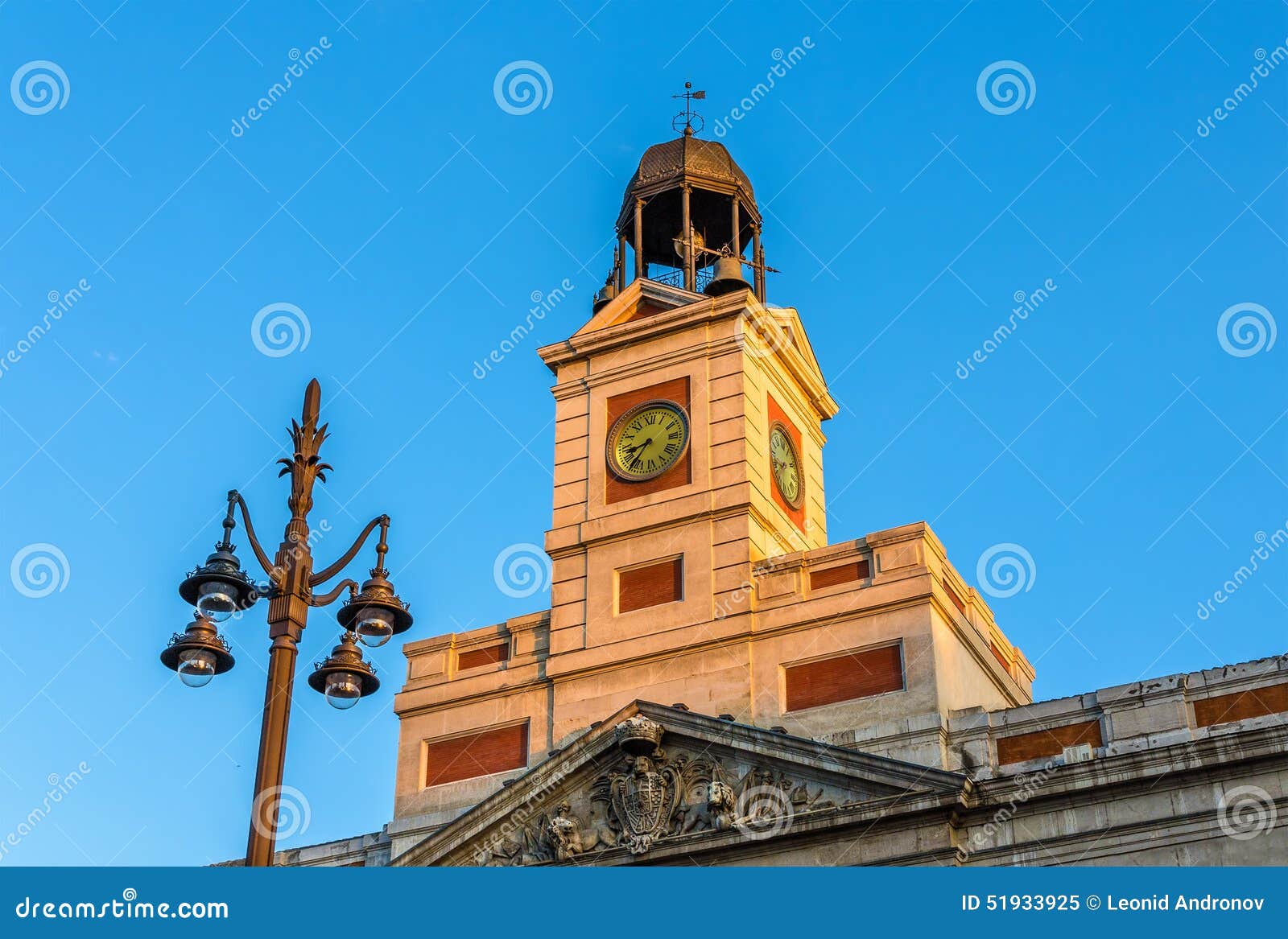 the clock of the real casa de correos