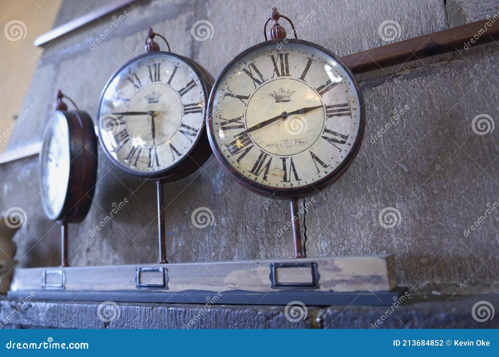 clocks on the mantle at cafe cultura, robles y reina victoria esquina, quito, ec