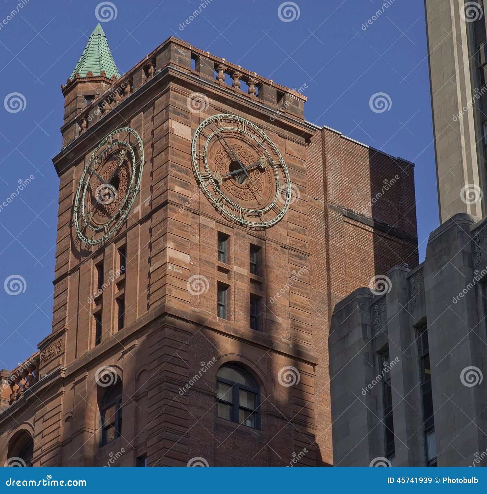 Clocktower στην παλαιά πόλη του Μόντρεαλ, Καναδάς. Clocktower του κτηρίου τράπεζας του Κεμπέκ που βρίσκεται στην παλαιά περιοχή πόλεων του Μόντρεαλ Ο κόκκινος ψαμμίτης που χρησιμοποιήθηκε στην κατασκευή αυτού του ορόσημου εισήχθη από Dumfriesshire, Σκωτία