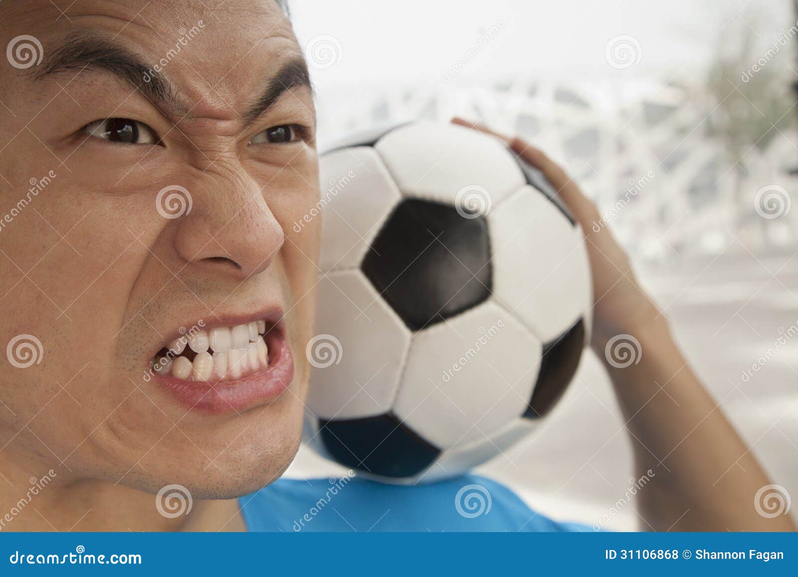 Voltar Esportes Homem Com Uma Bola Futebol Campo Para Exercício fotos,  imagens de © PeopleImages.com #665024080