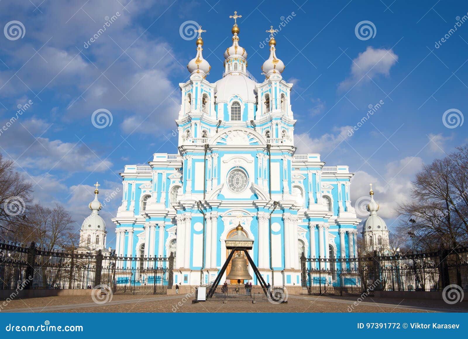 Close-up April Day da catedral de Smolny St Petersburg. ST PETERSBURG, RÚSSIA - 8 DE ABRIL DE 2017: Close-up April Day da catedral de Smolny