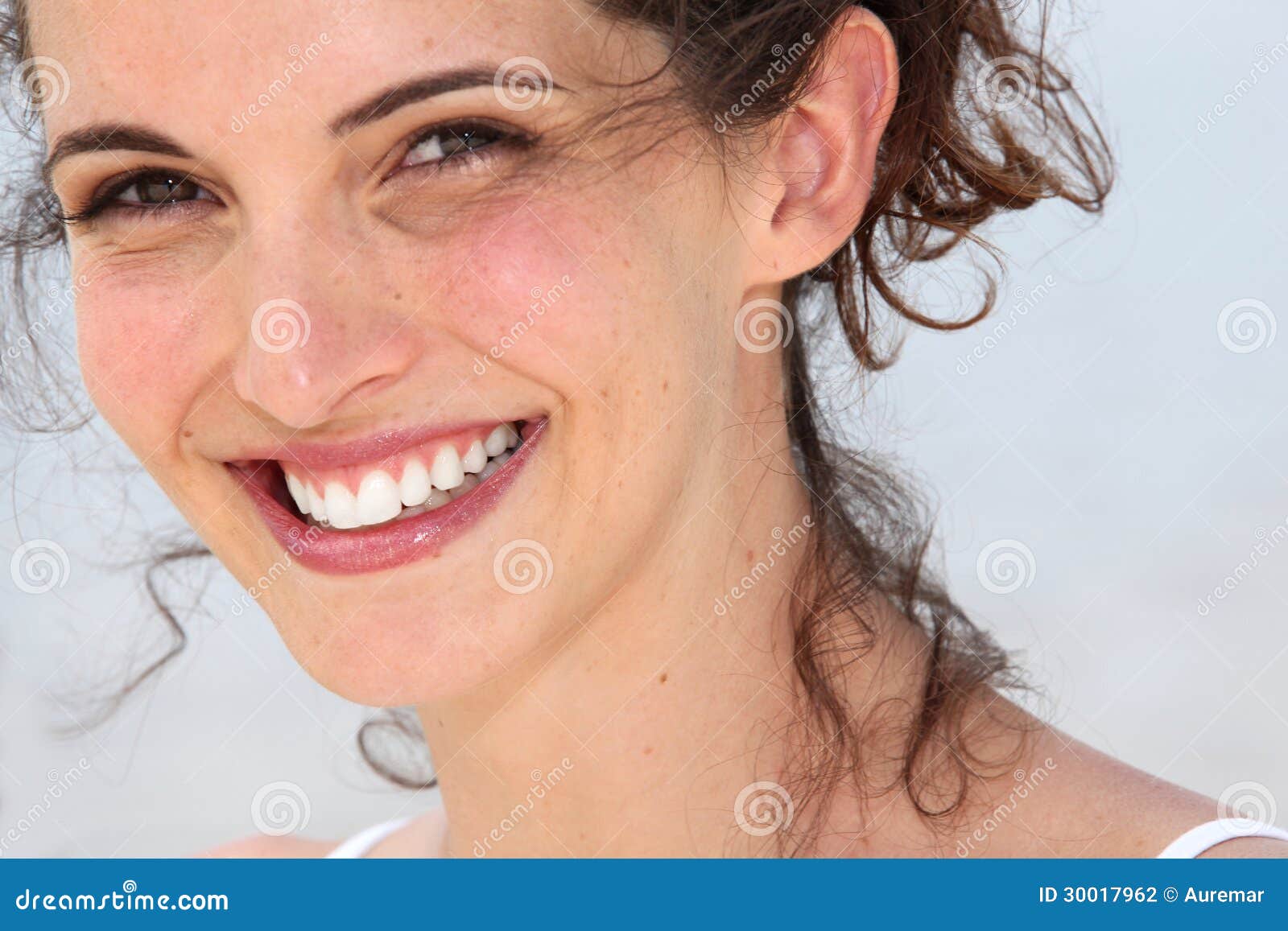 https://thumbs.dreamstime.com/z/close-up-attractive-women-laughing-30017962.jpg