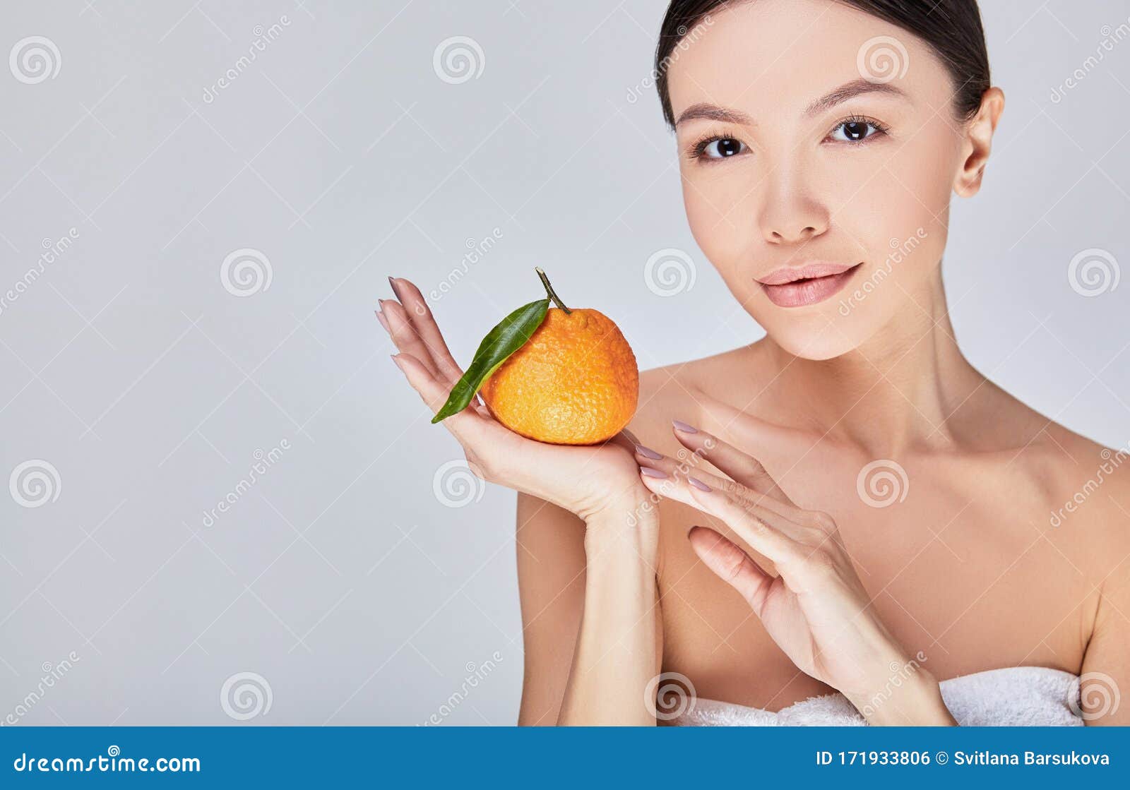 https://thumbs.dreamstime.com/z/close-up-charming-asian-model-citrus-hand-beauty-smiling-woman-radiant-face-skin-orange-portrait-beautiful-girl-171933806.jpg