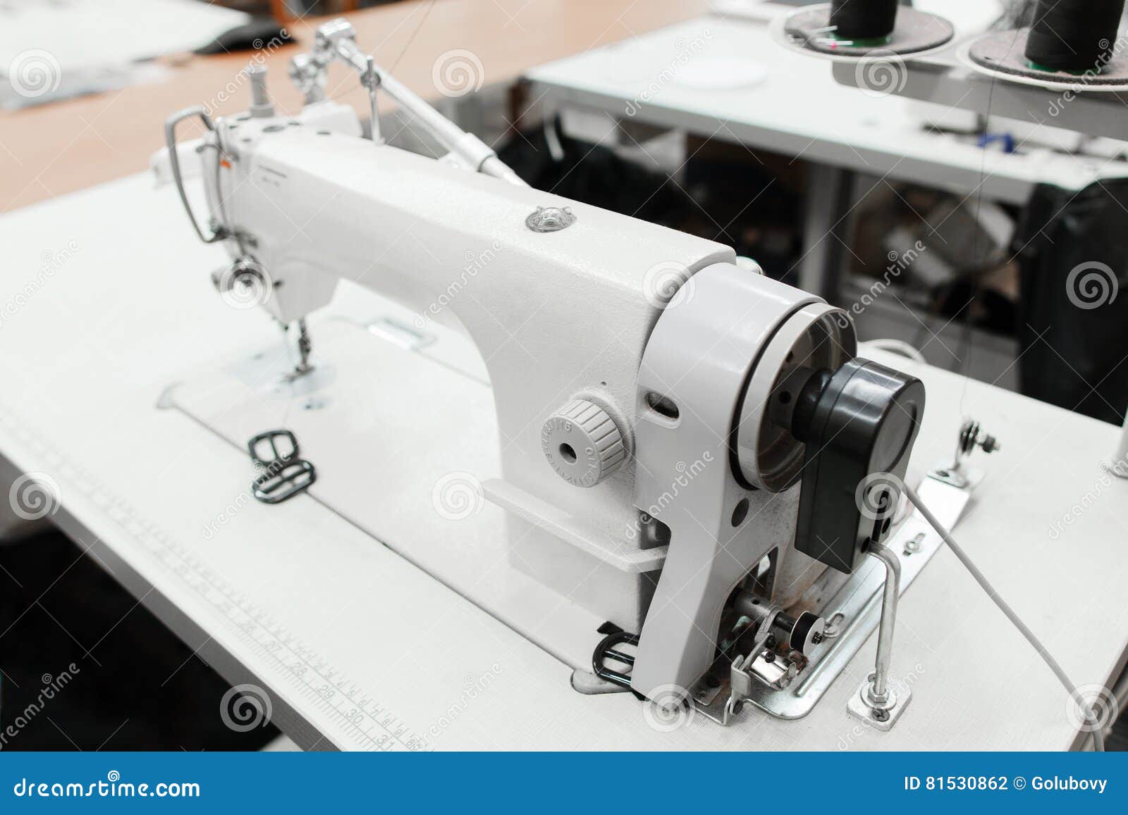 Close-up da máquina de costura na oficina Equipamento da fábrica do vestuário Roupa que faz a indústria, oficina do desenhista, produção, conceito do manufactory