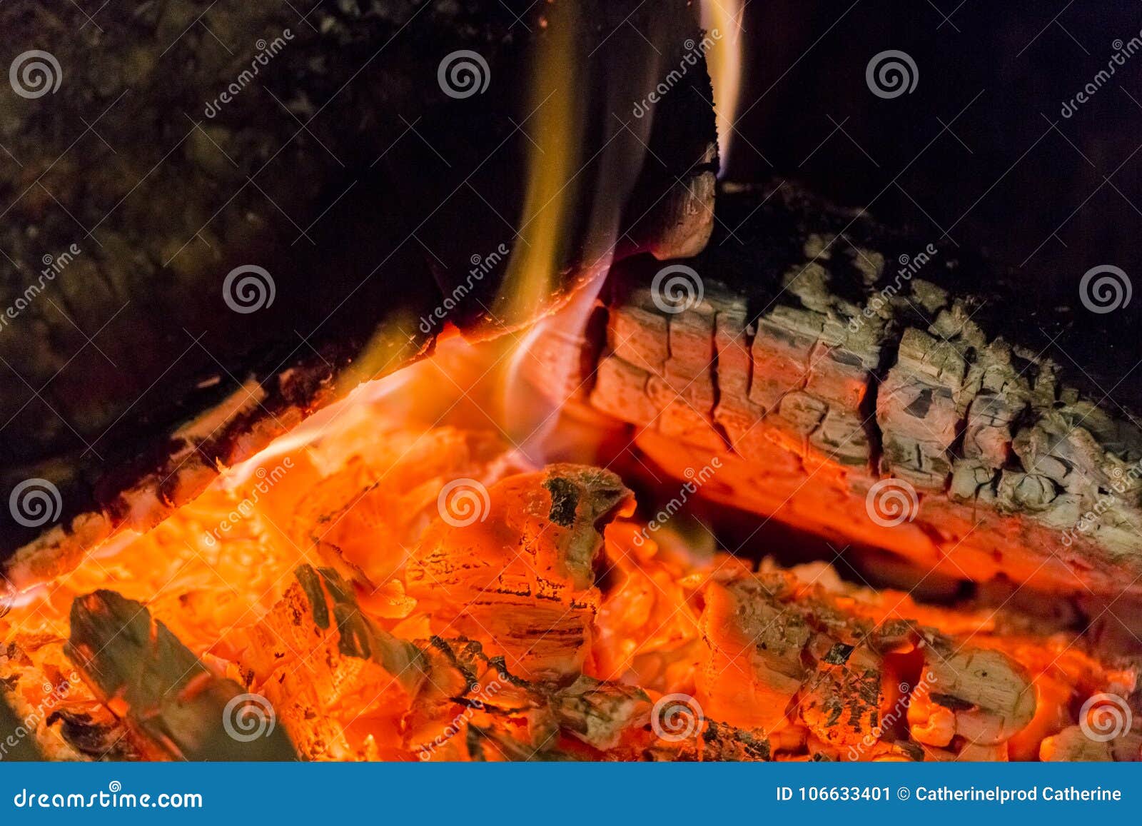 Close Up Das Brasas Da Chaminé Do Fogo Brasas De Incandescência Na Cor  Vermelha Quente Imagem de Stock - Imagem de emblantes, energia: 106633401