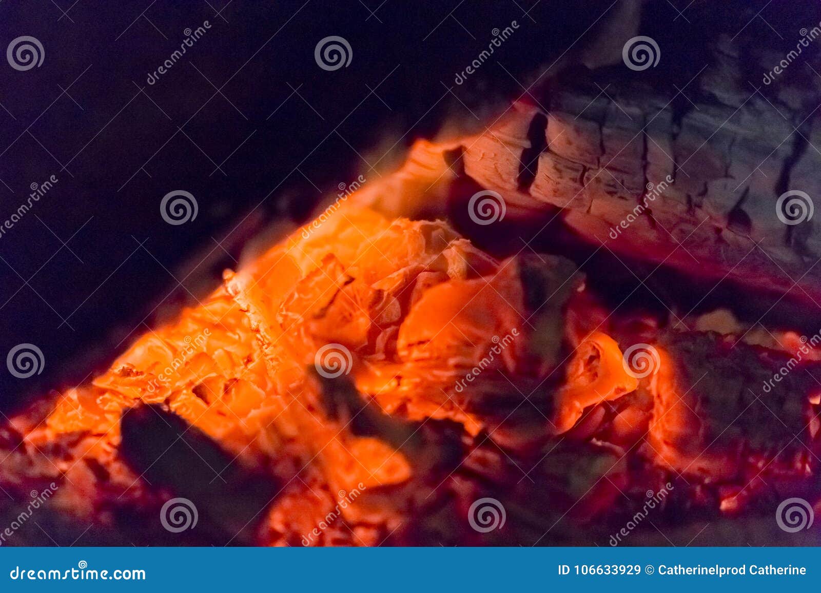 Close Up Das Brasas Da Chaminé Do Fogo Brasas De Incandescência Na Cor  Vermelha Quente Imagem de Stock - Imagem de incêndio, queimado: 106633929