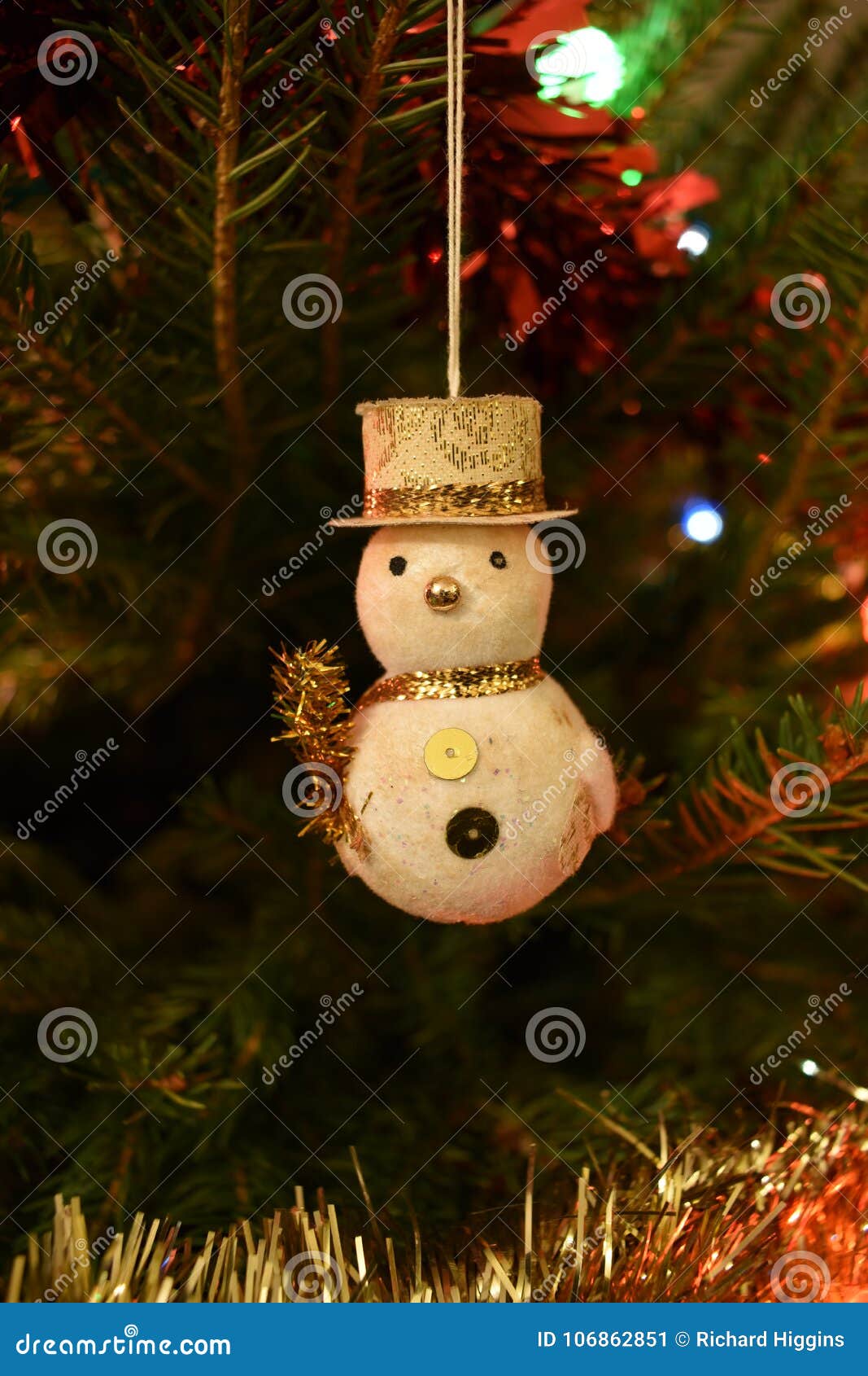 Close Up De Uma Decoração Da árvore De Natal Do Boneco De Neve Que Pendura  Em Um Abeto Vermelho Norueguês Imagem de Stock - Imagem de fulgor, inverno:  106862851