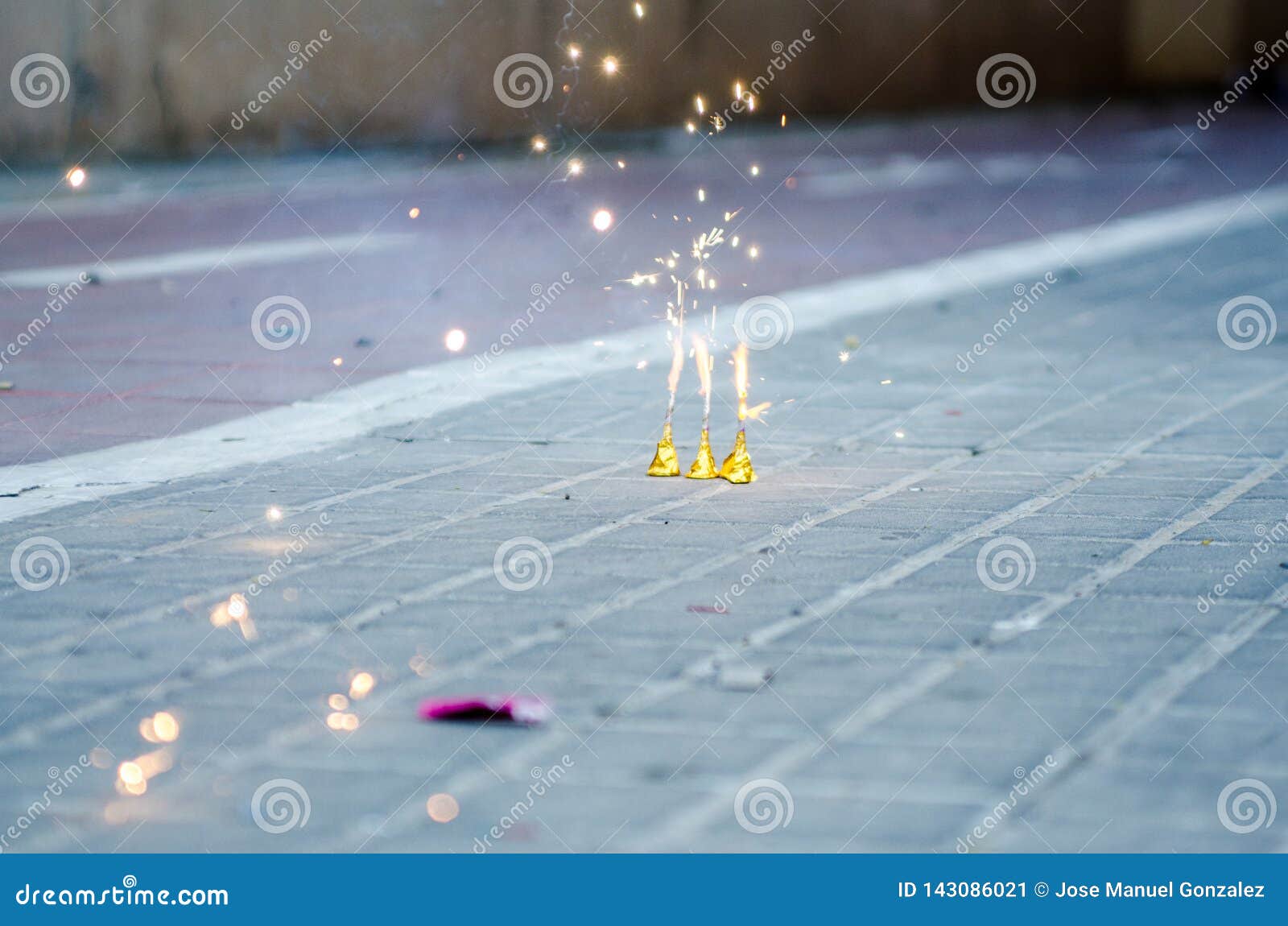 petardo encendido, detalle de las chispas durante las fallas.