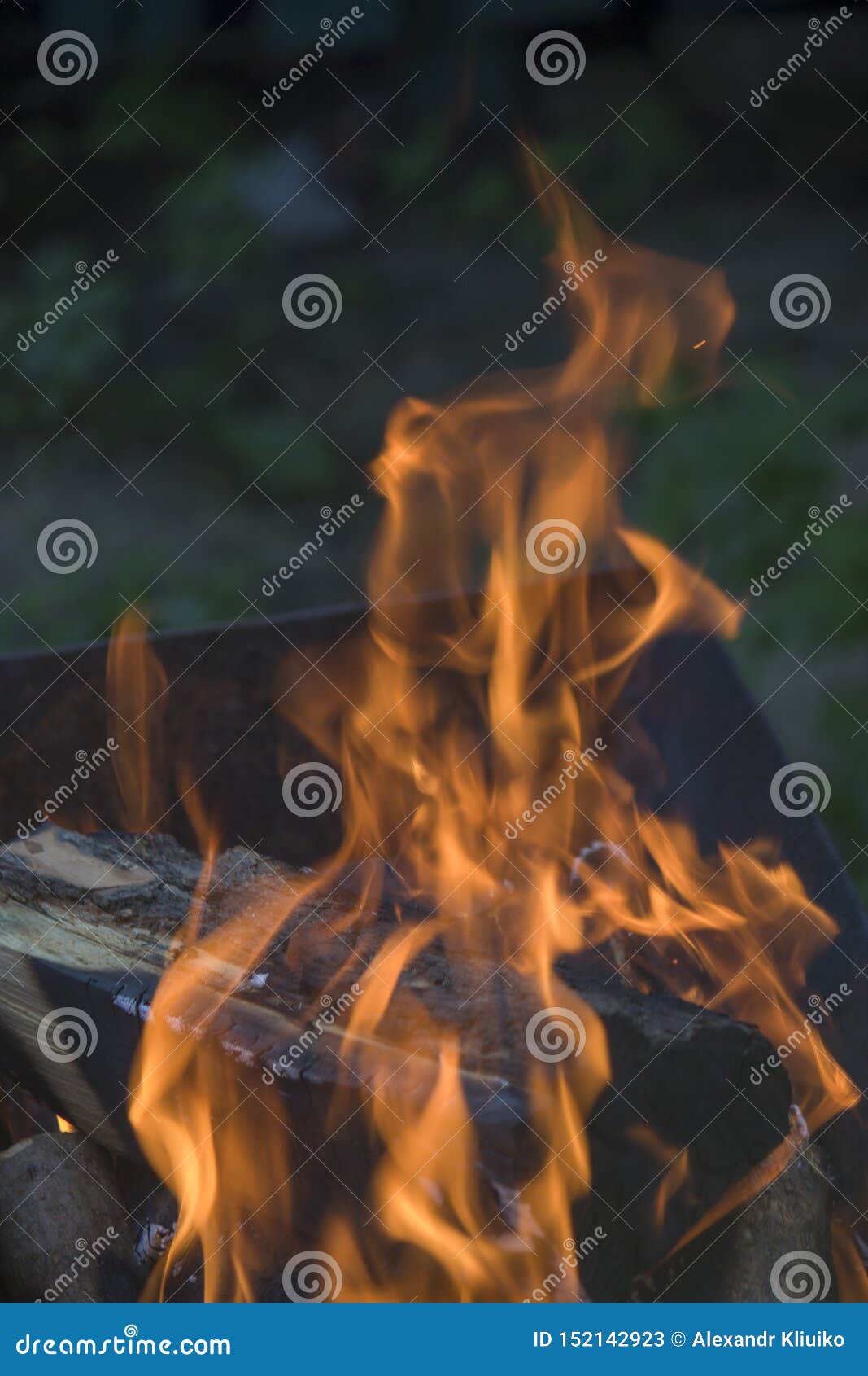 Contorno borrado fogo chama ícone plana imagem vetorial de grgroupstock©  145120149