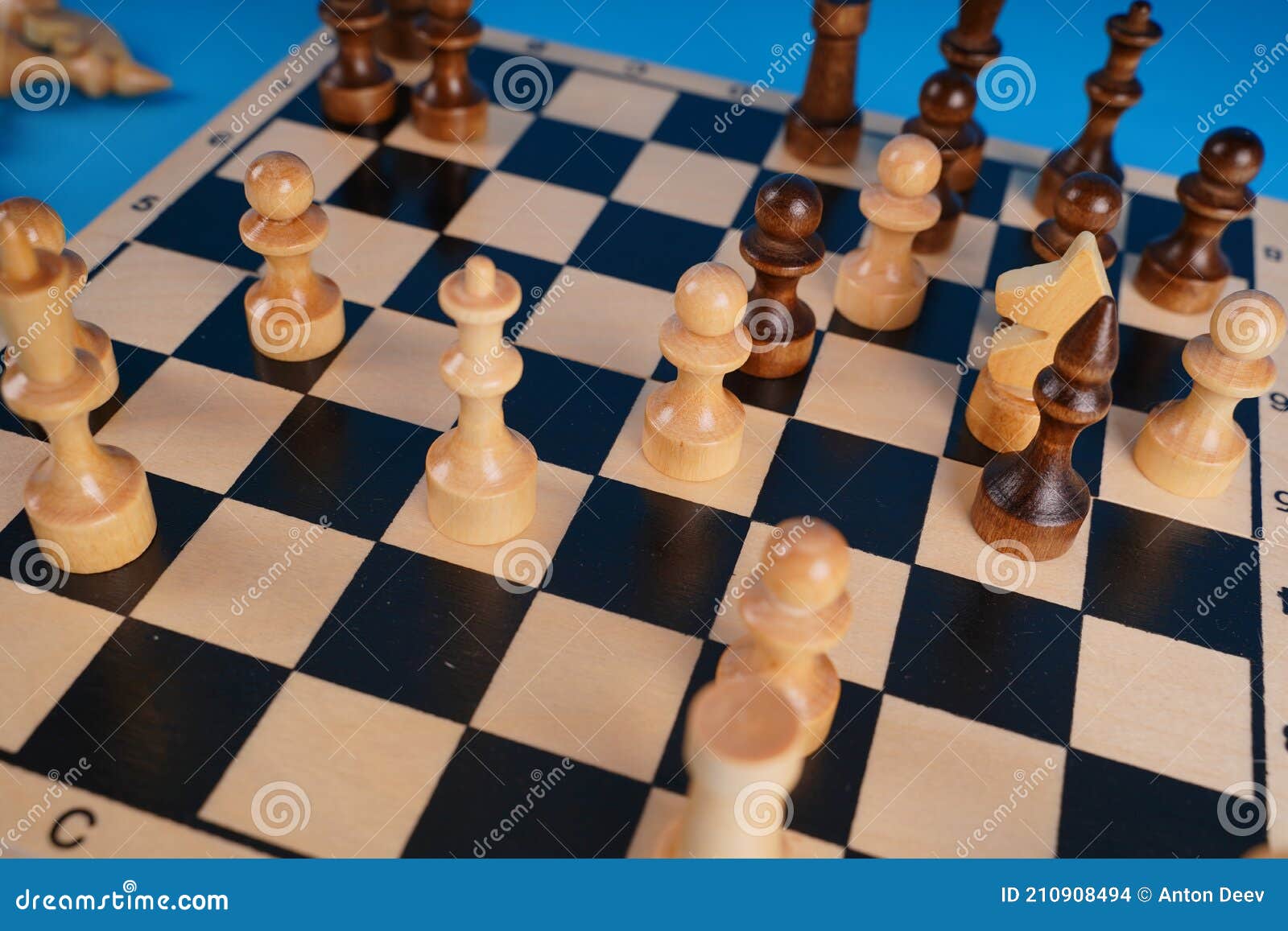 Close-up jogo de tabuleiro de xadrez de posição padrão na mesa preta