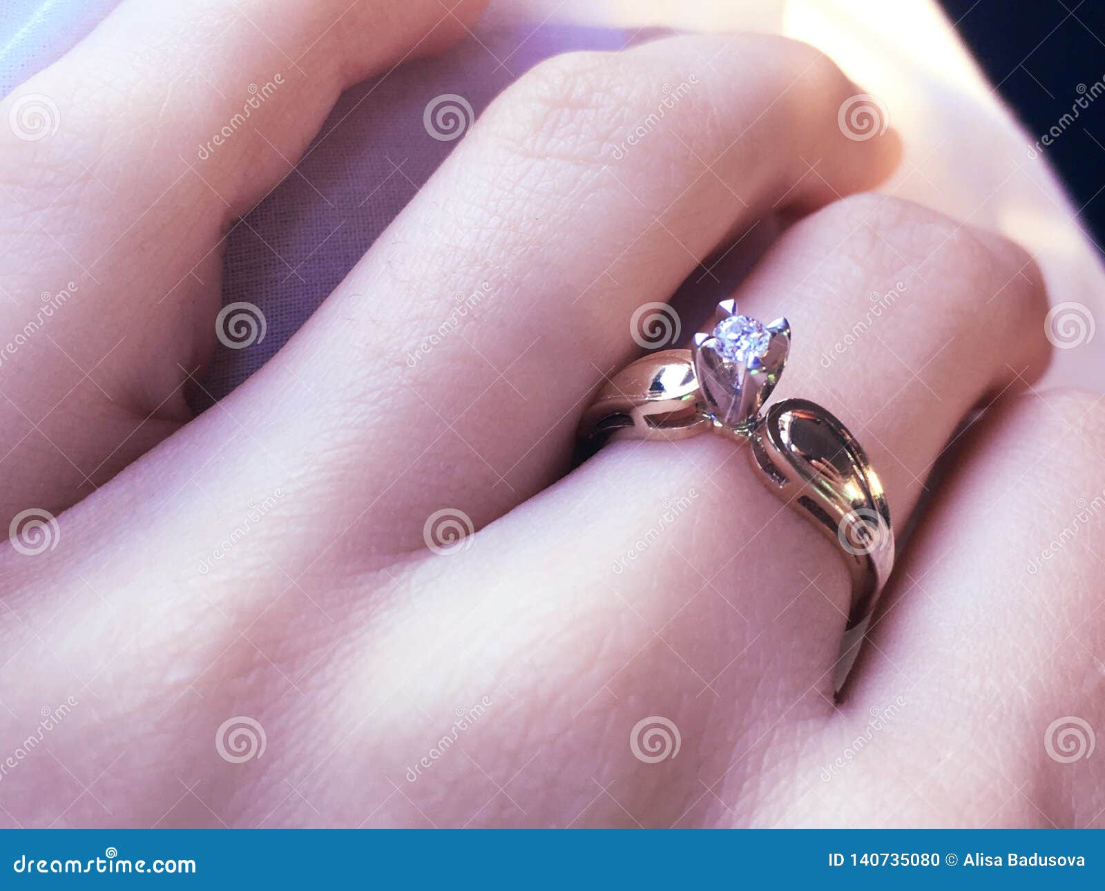 Woman Wore Fake Engagement Ring for a Week, Not Ready to Get Married-gemektower.com.vn