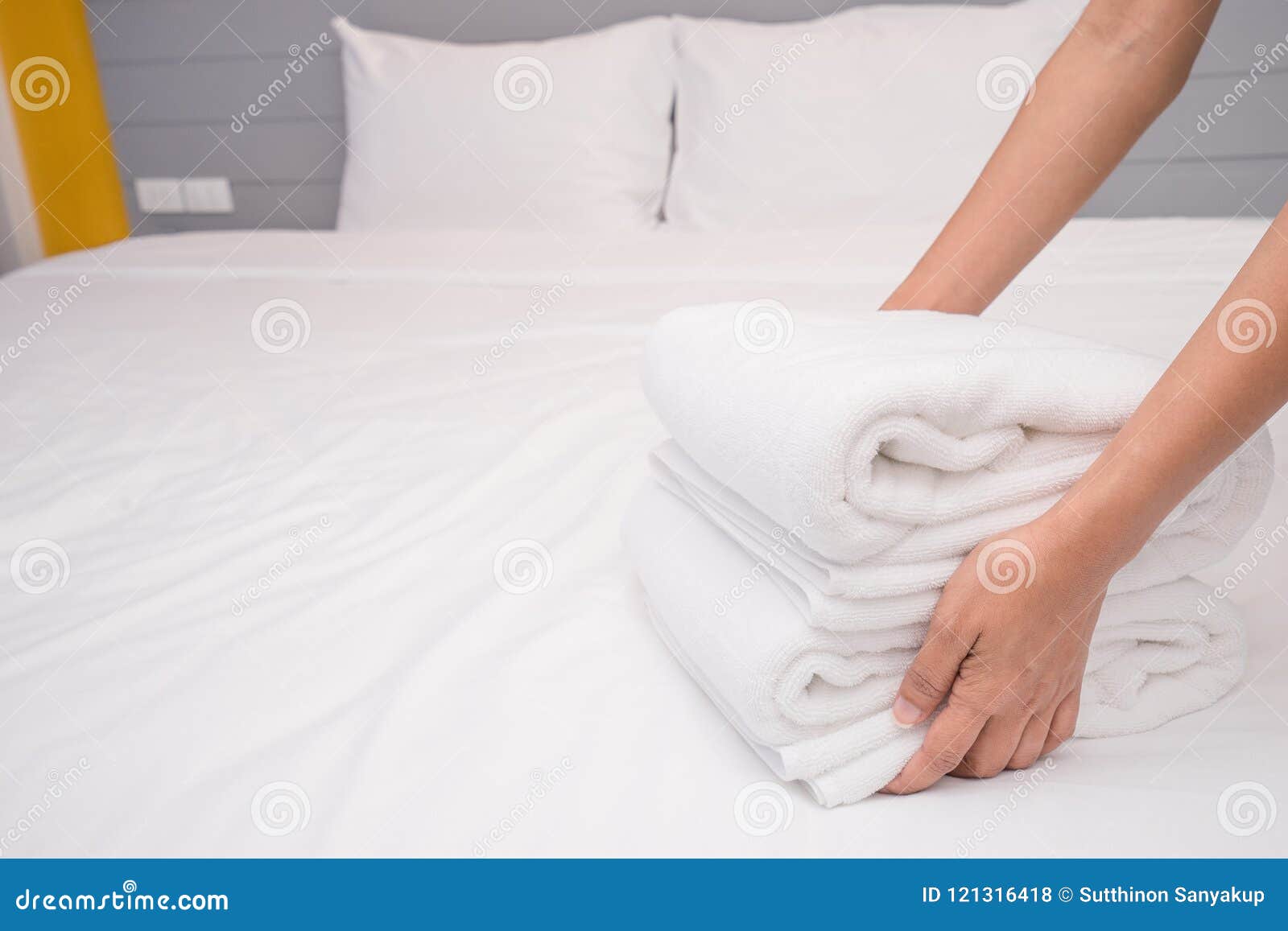 https://thumbs.dreamstime.com/z/close-up-hands-putting-stack-fresh-white-bath-towels-bed-sheet-room-service-maid-cleaning-hotel-121316418.jpg