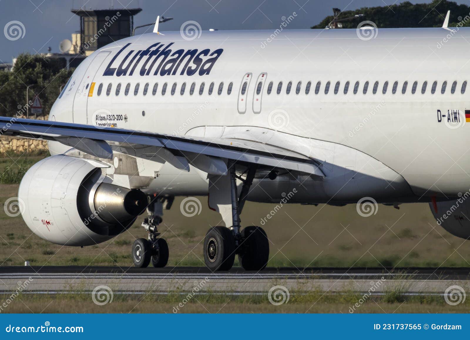 D-AIZE - Lufthansa Airbus A320 at Munich
