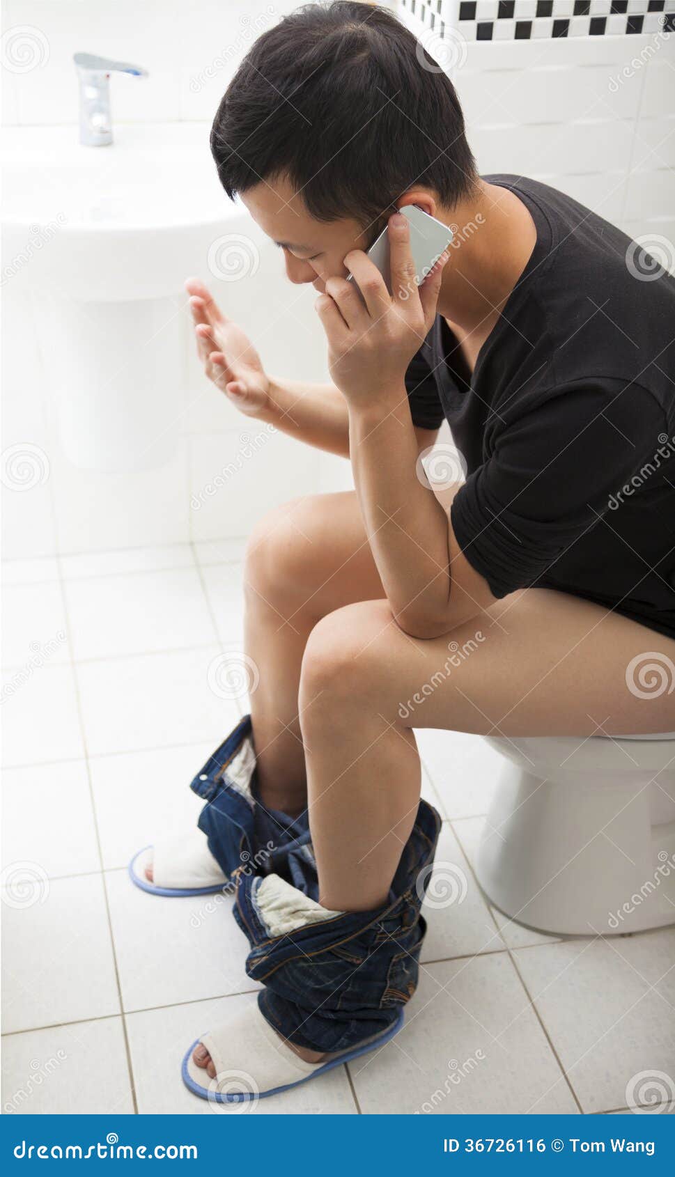 Что в телефоне в туалете делать. Человек на унитазе с телефоном. Мужик на унитазе с телефоном. Человек в туалете с телефоном. Человек сидит на унитазе с телефоном.