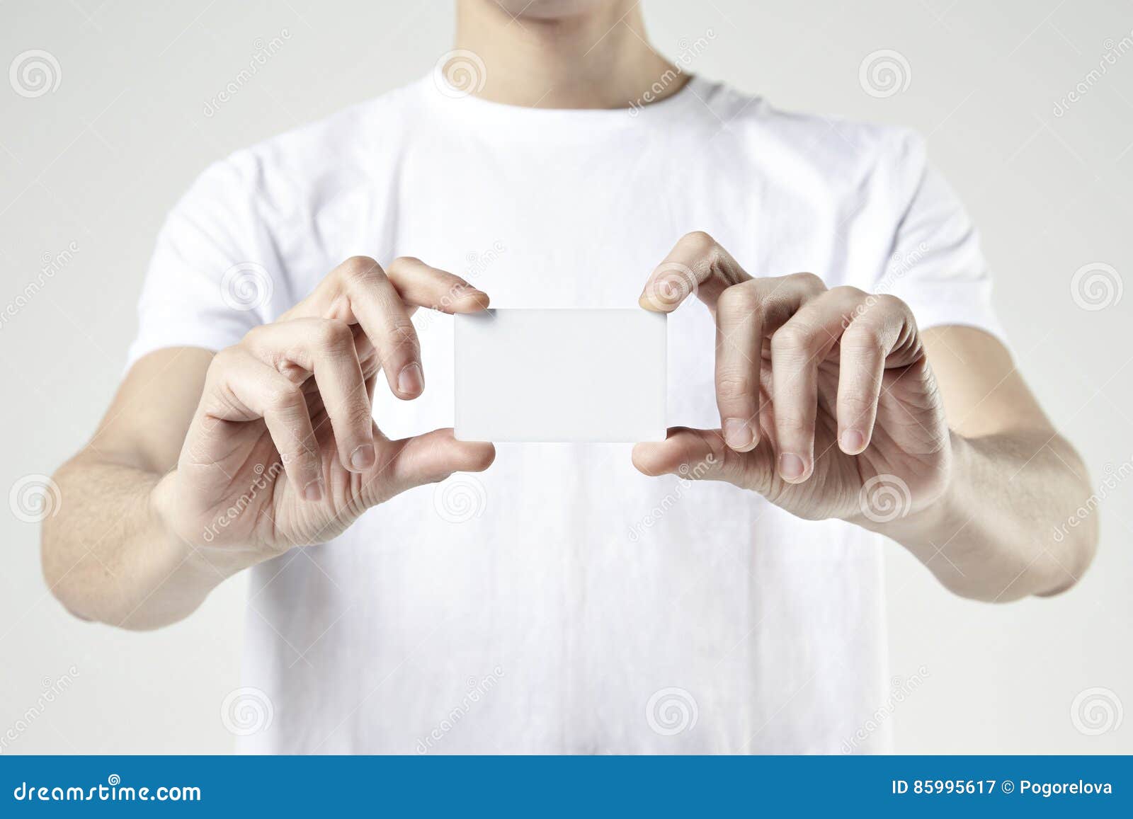 Close-up mannelijke handen die het tonen van plastic kaart houden Lege ruimte voor ontwerplay-out