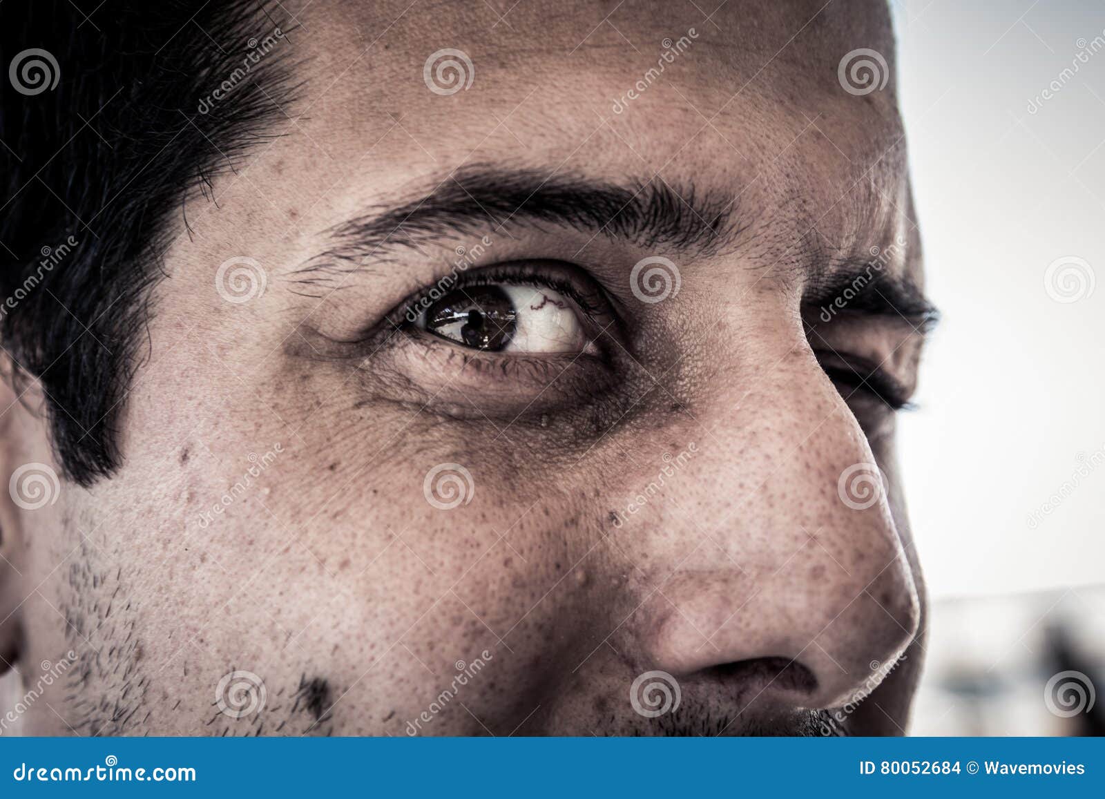 Close Up Na Cara Do Homem Assustador Assustador Assustador Com Lookin Dos  Olhos Maus Foto de Stock - Imagem de entalhe, sépia: 80052684