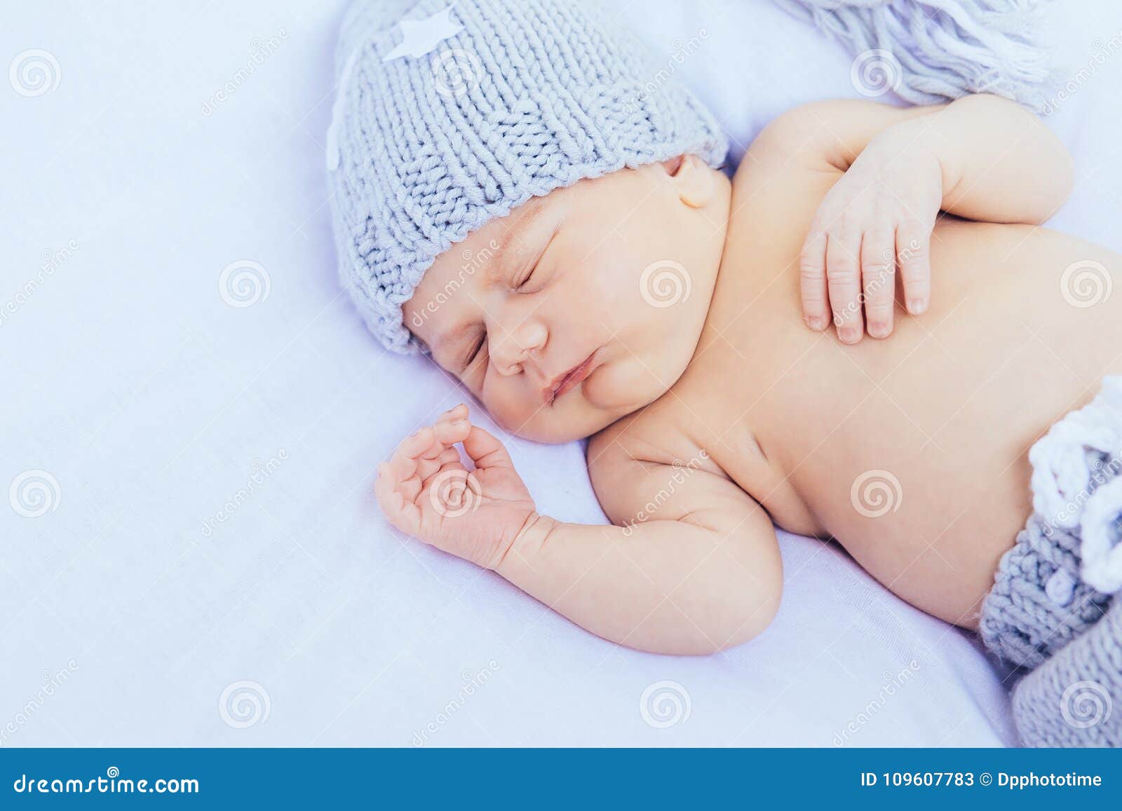 ÃÂ¢ewborn baby sleeping wearing grey hat and panties