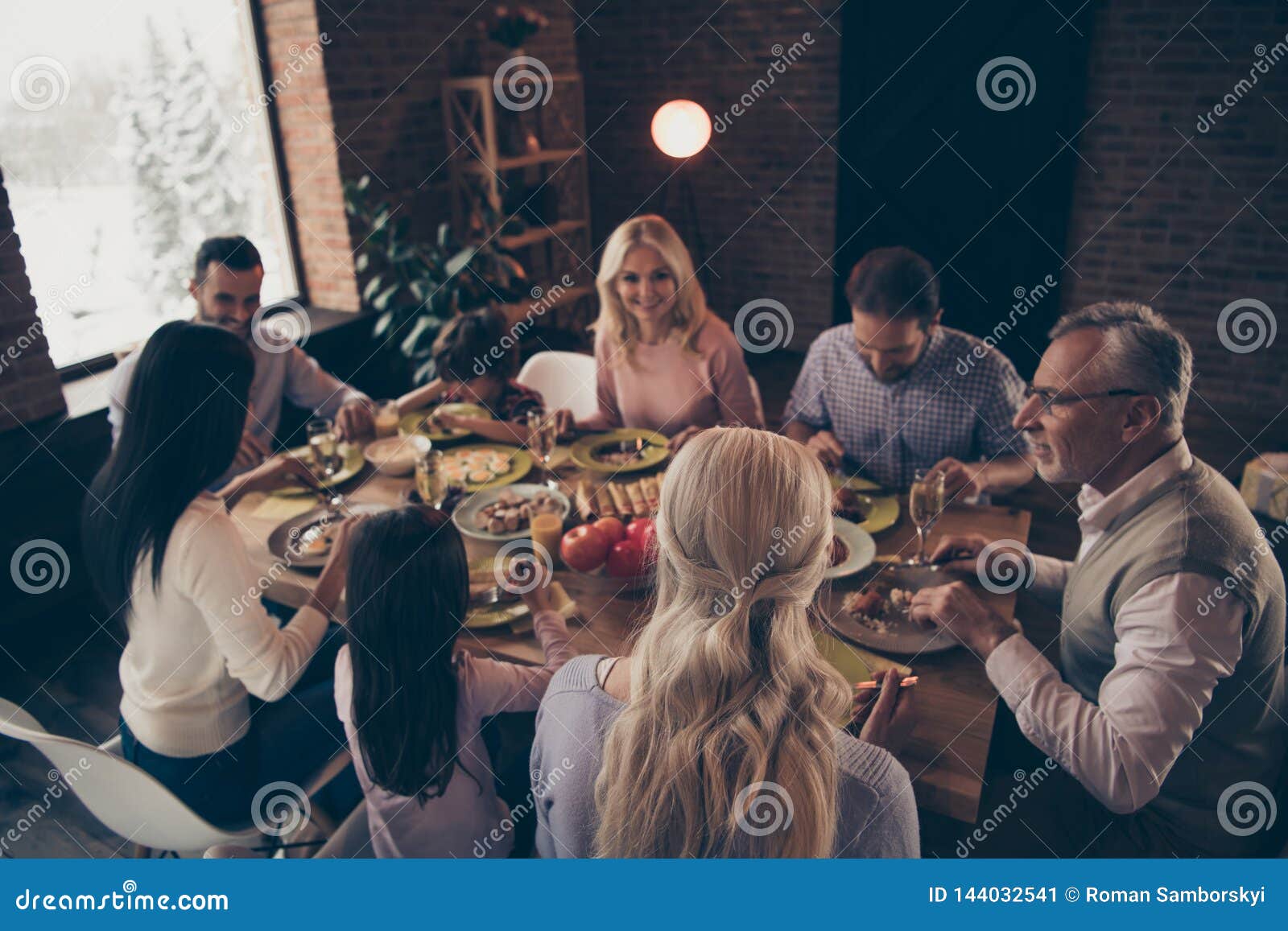 Close Up Photo Big Large Family Thanksgiving Conversation Talk Chat Members Brother  Sister Granny Mom Dad Grandpa Little Stock Image - Image of grandparents,  friends: 144032541