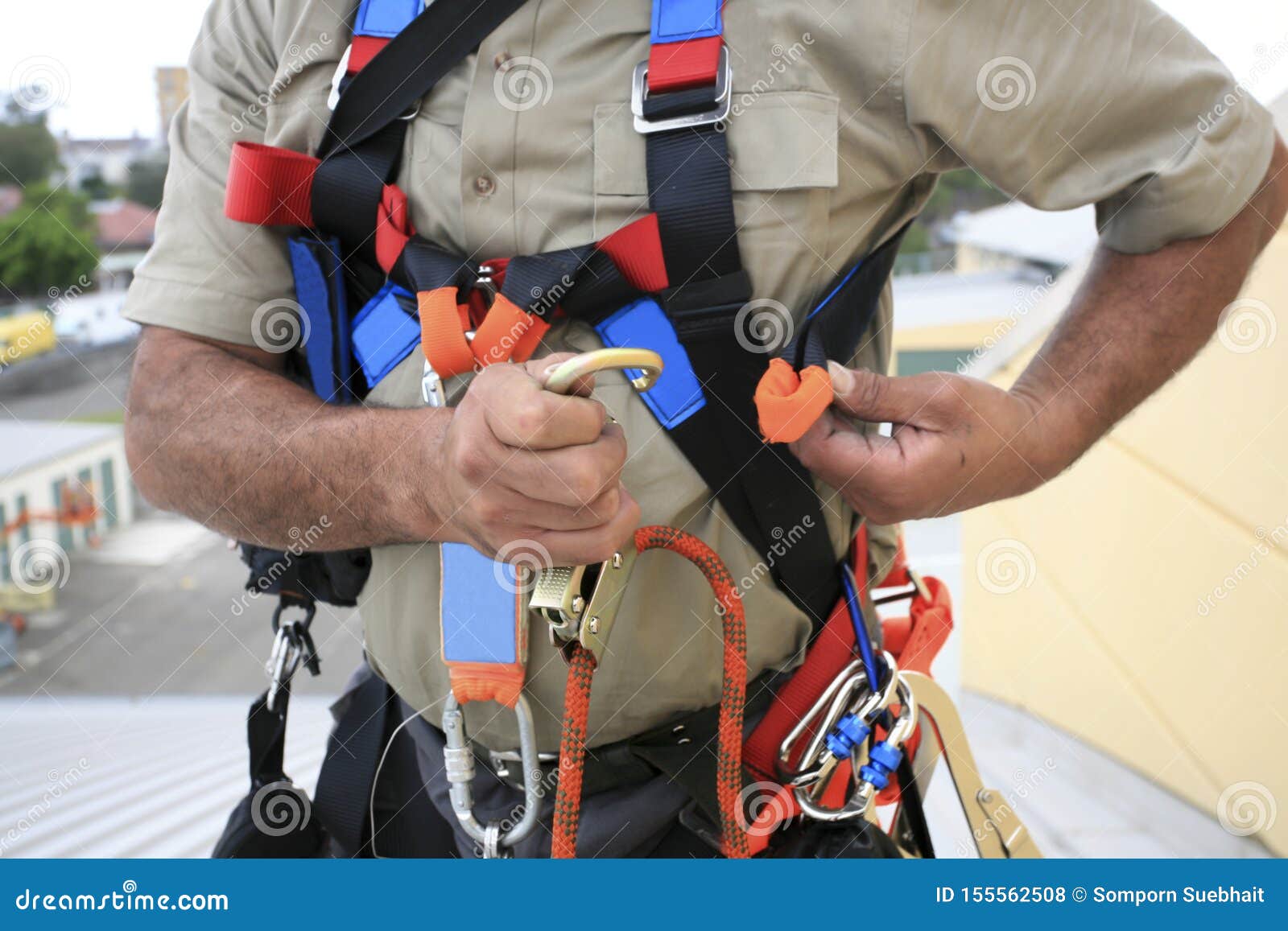 https://thumbs.dreamstime.com/z/close-up-pic-male-industrial-rope-access-worker-wearing-fall-arrest-fall-restraint-safety-protection-harness-close-up-pic-155562508.jpg