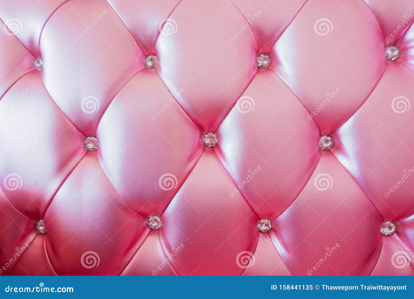 Cảm nhận mãn nhãn với hình ảnh về dày da cá sấu hoa hồng hổ phách, nền da hồng nổi bật với từng chi tiết hoa hồng hổ phách rực rỡ. Hình ảnh ấn tượng này chắc chắn sẽ làm bạn say mê và cảm thấy thích thú.