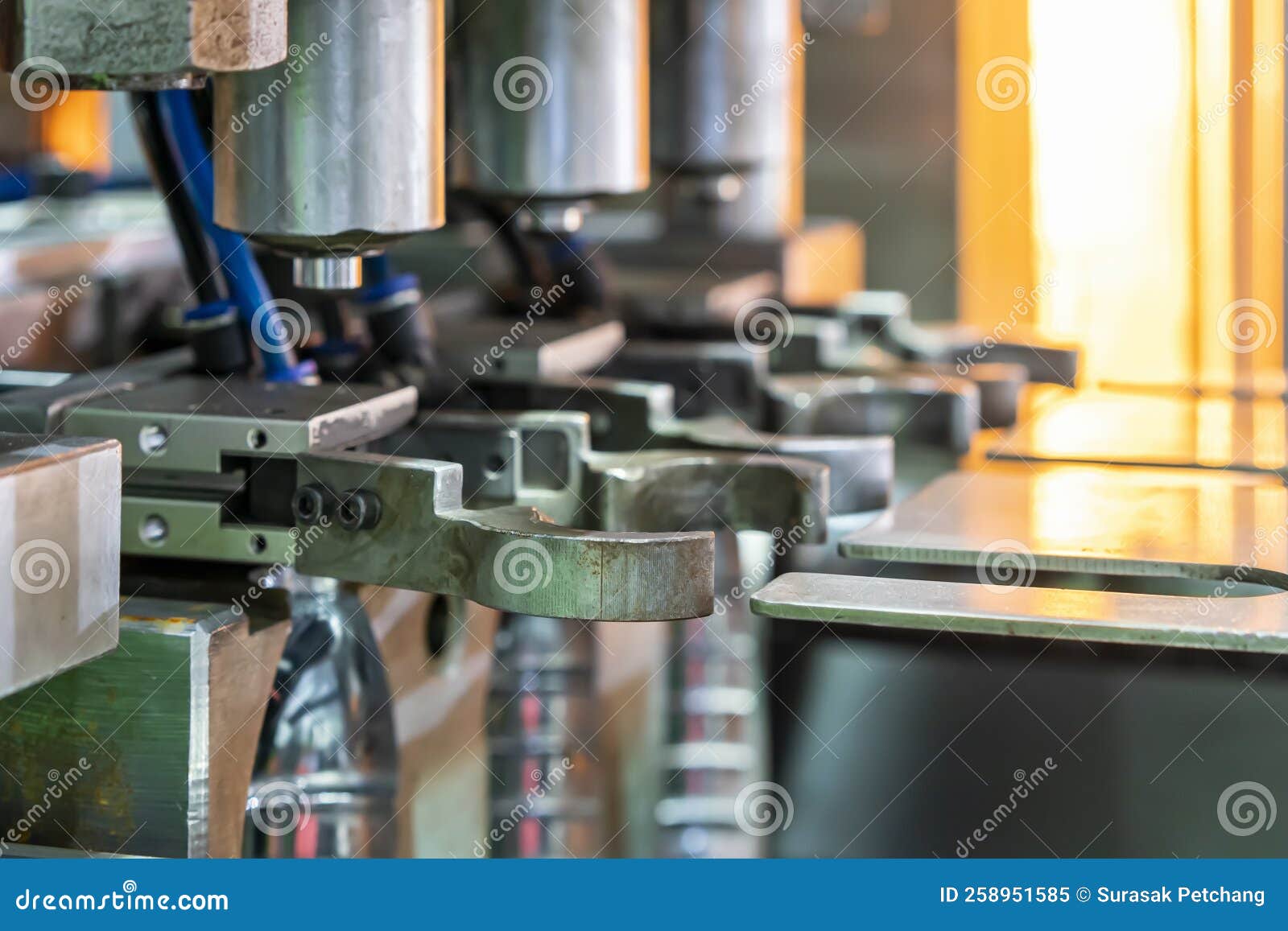 Close Up Pneumatic Gripper for Hold Preform Plastic Pet Bottle Making