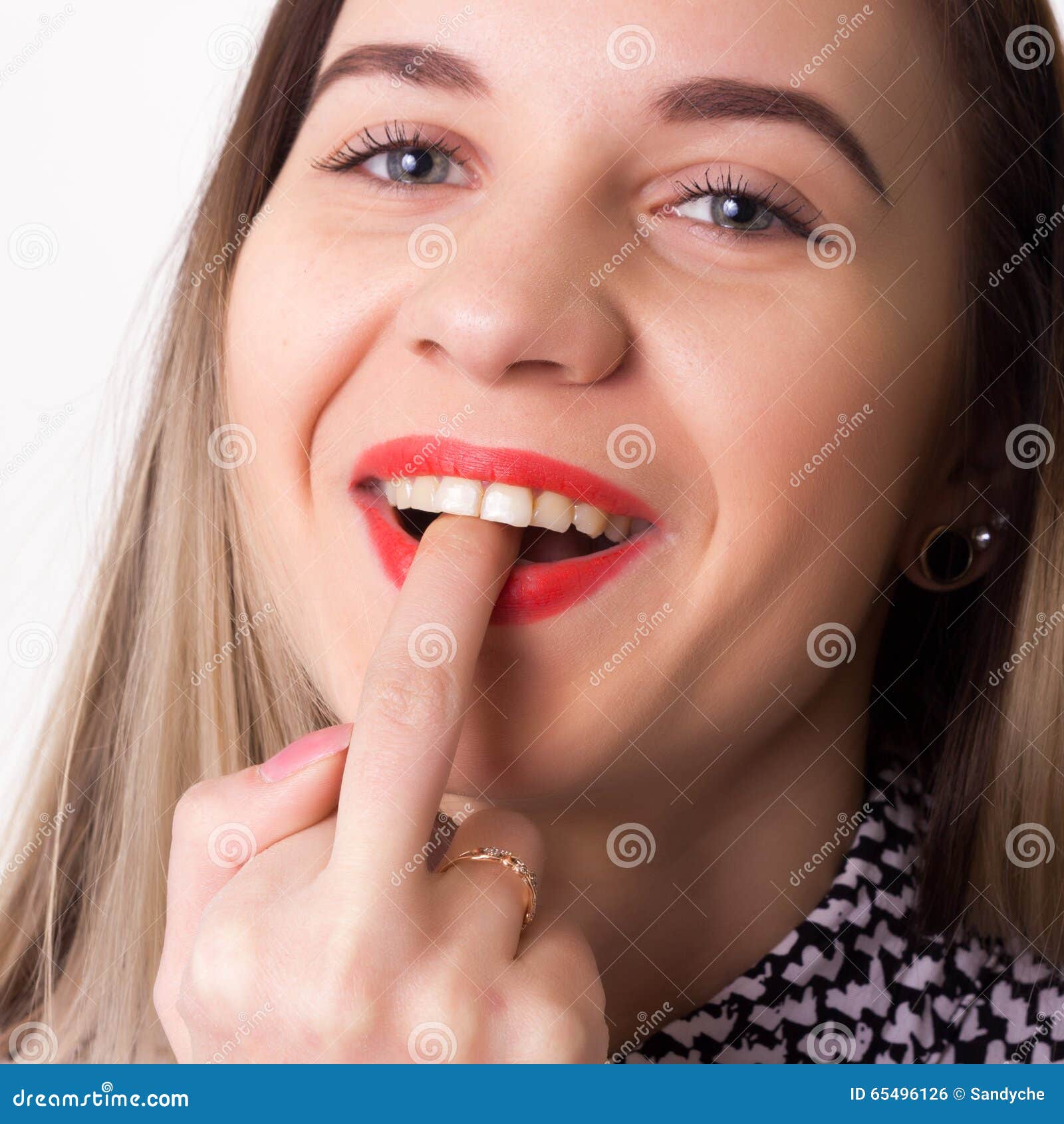 women-putting-fingers-in-naked-woman-bikini-wax-hurt