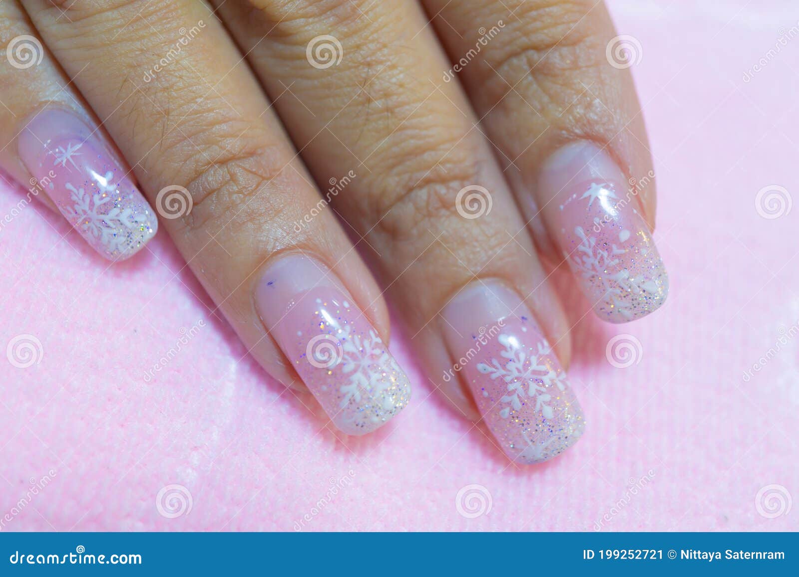Close Up Sweet Beautiful Pink and Silver Glitter Ombre Style Gel Nail Art  Painting Cute White Snowflake Stock Image - Image of diamond, beauty:  199252721