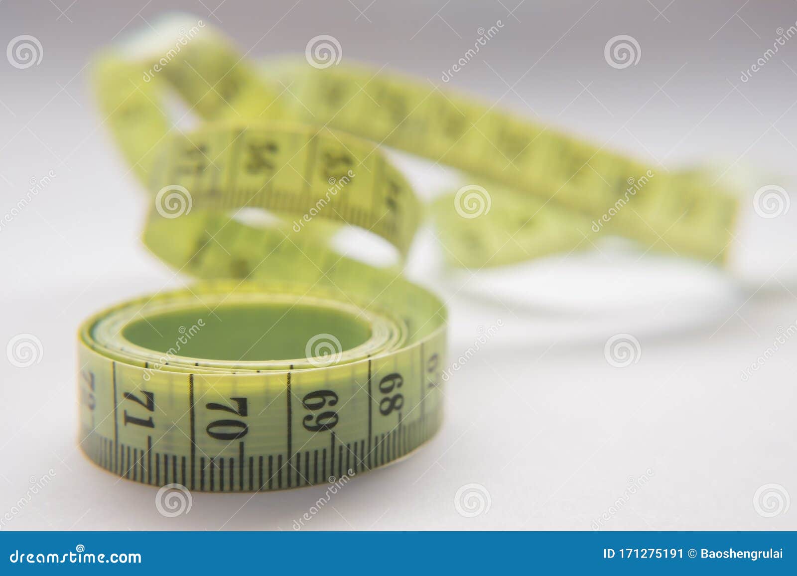 https://thumbs.dreamstime.com/z/close-up-tape-measure-soft-ruler-generally-used-measuring-body-circumference-cutting-clothes-s-very-171275191.jpg