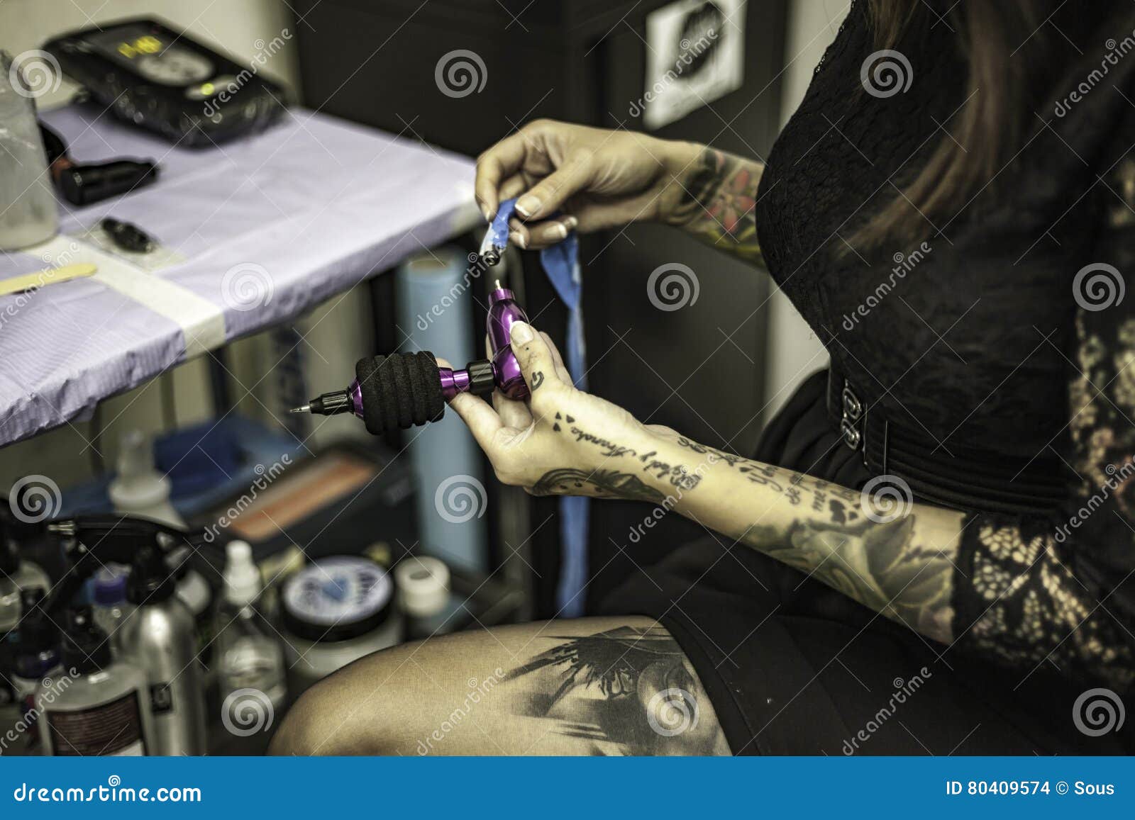 Close Up Tattooer Hands Changing Tattoo Machinery Needle Stock Photo - Image of fashion, machinery: 80409574 Close Up Tattooer Hands Changing Tattoo Machinery Needle Stock Photo - Image of fashion, machinery: 80409574
