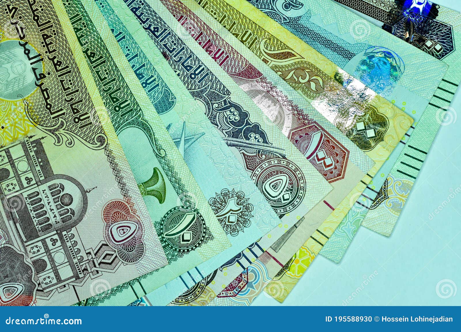 Курс евро к дирхаму в дубае сегодня. Абу Даби валюта. Дирхамы ОАЭ. Дирхамы ОАЭ фото. Валюта Объединенных арабских Эмиратов макет.
