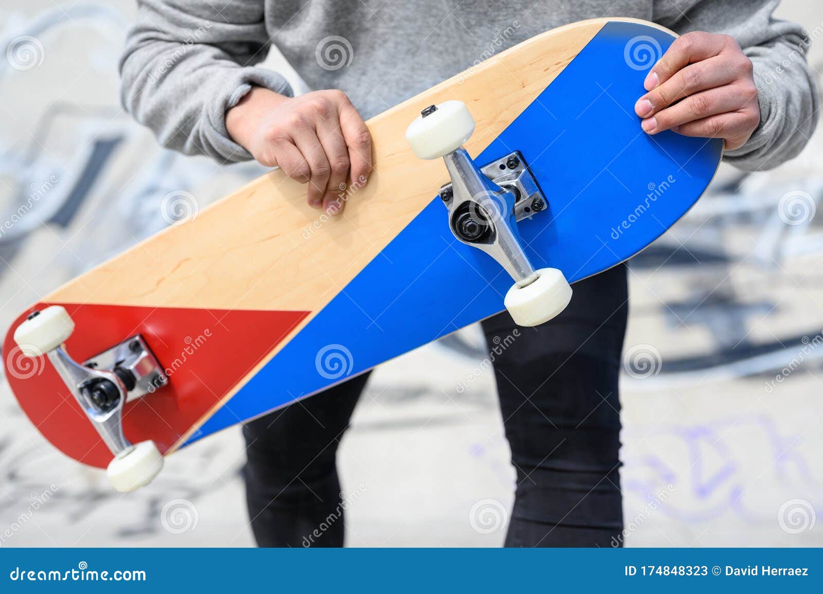 Tangle unlock Trives 4,285 Holding Longboard Stock Photos - Free & Royalty-Free Stock Photos  from Dreamstime