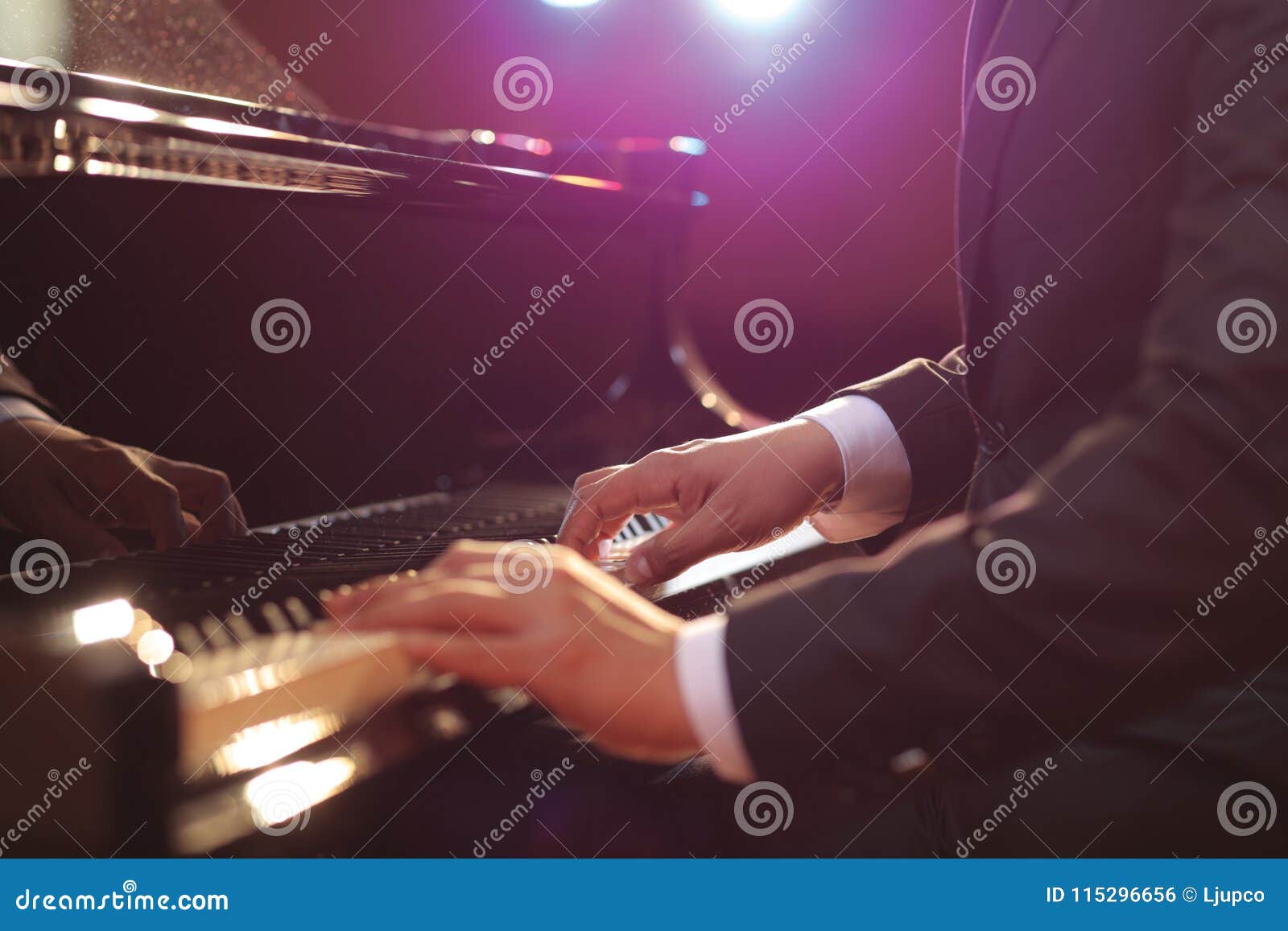 Close-up van een pianospeler. Close-up van pianospeler het presteren